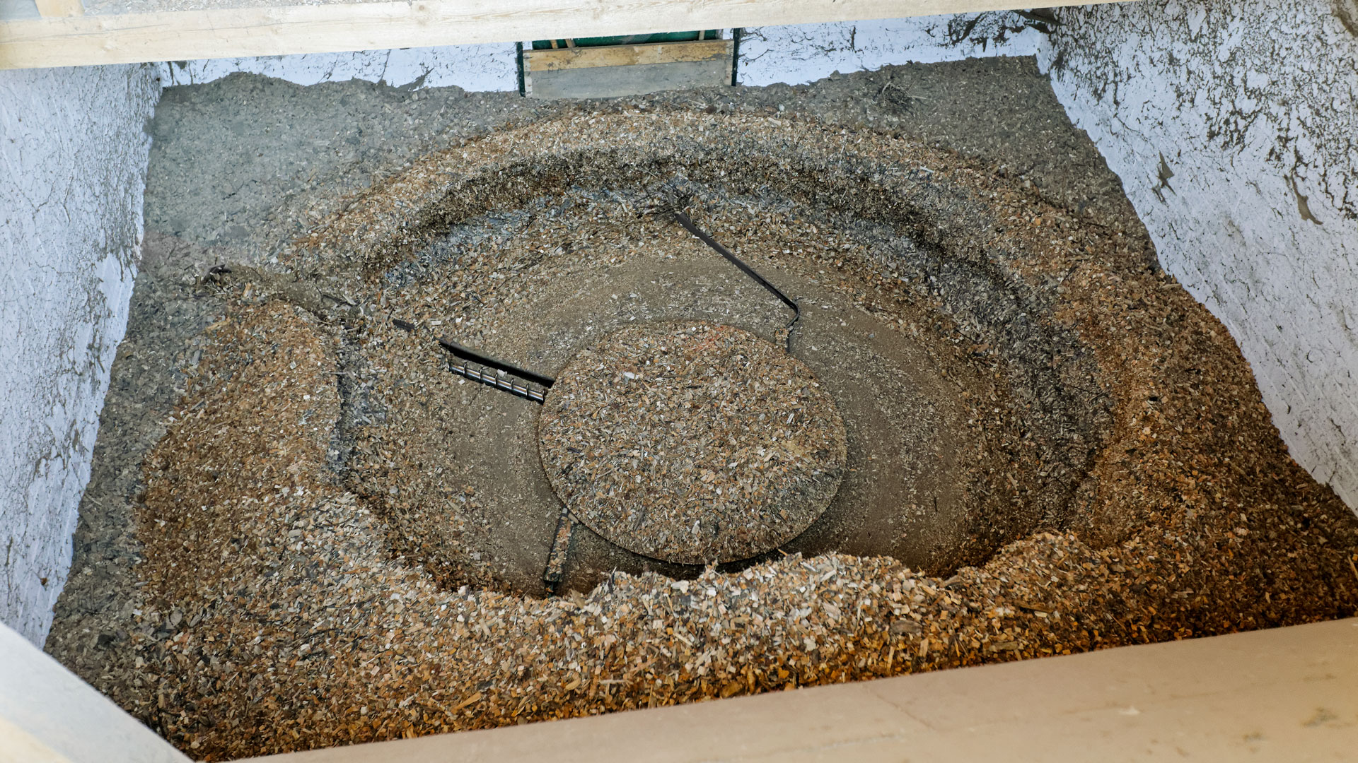Blick in einen Brennstoffbunker mit Hackschnitzeln