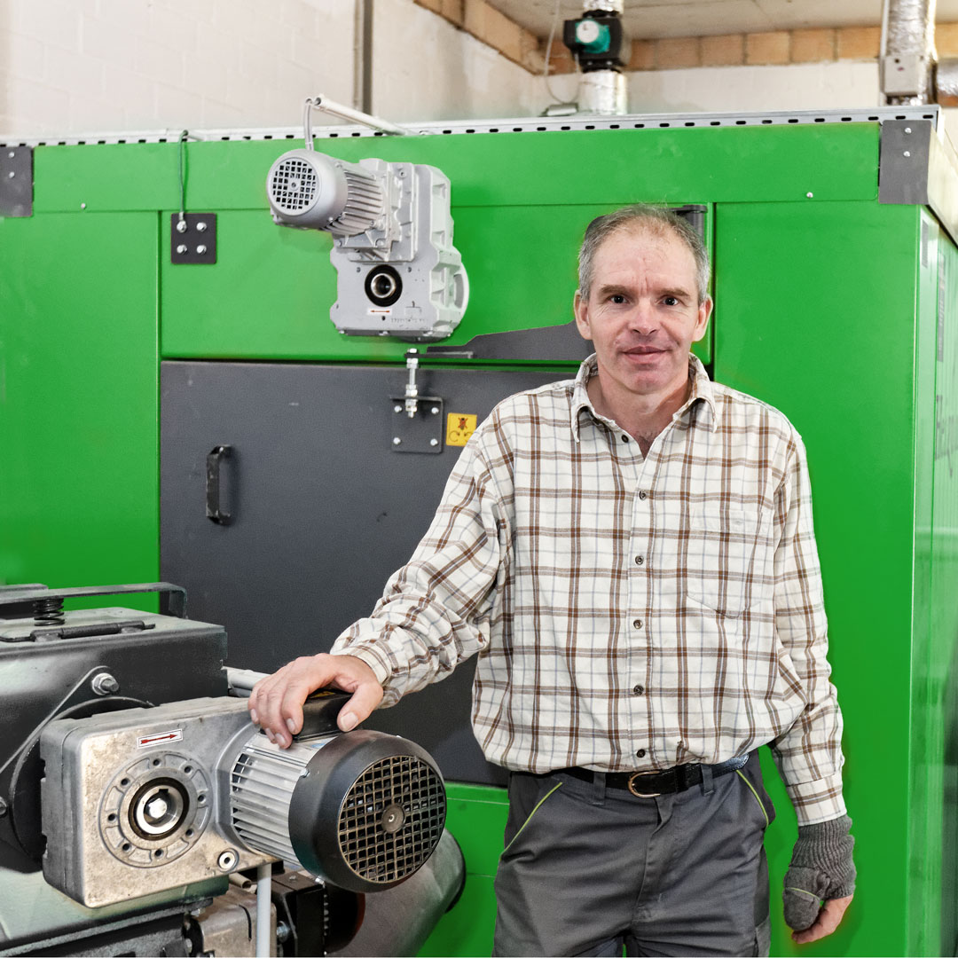 Kunde vor seiner Hasckschnitzelheizung