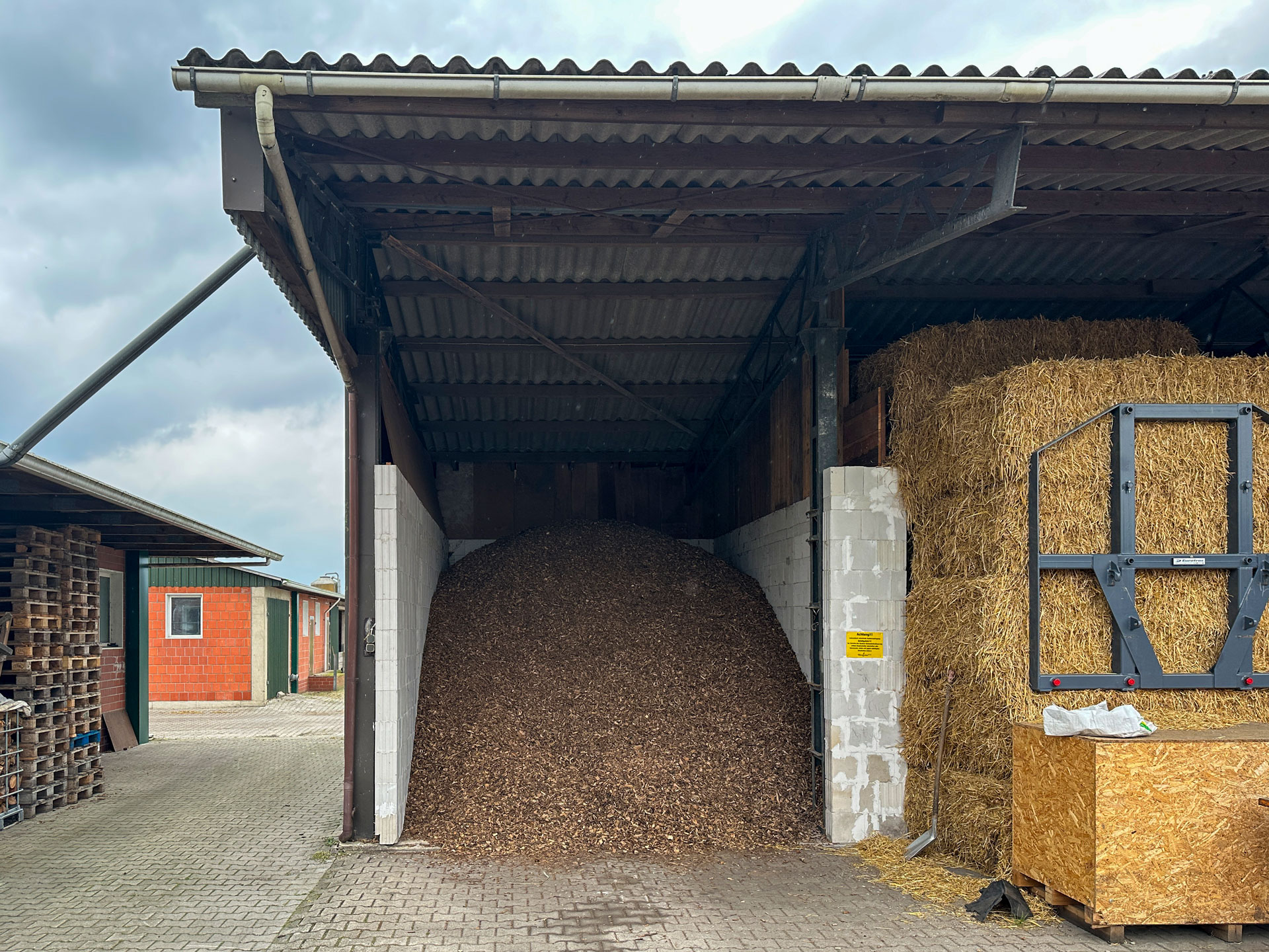 Hackschnitzellager in einem Schirmschuppen