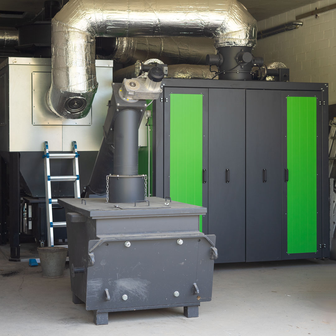 Blick in die Heizzentrale mit Kessel und Multizyklon und Aschetonne