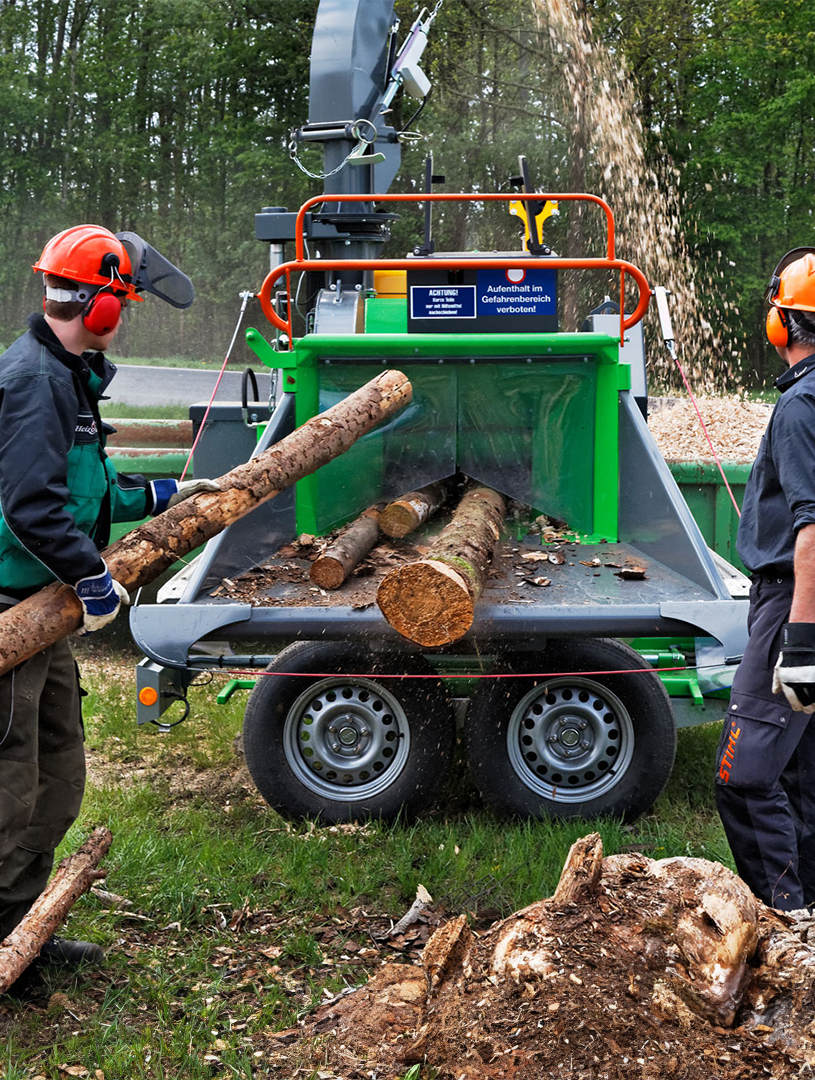 Handbeschickter Heizohack Holzhacker bei der Zerkleinerung