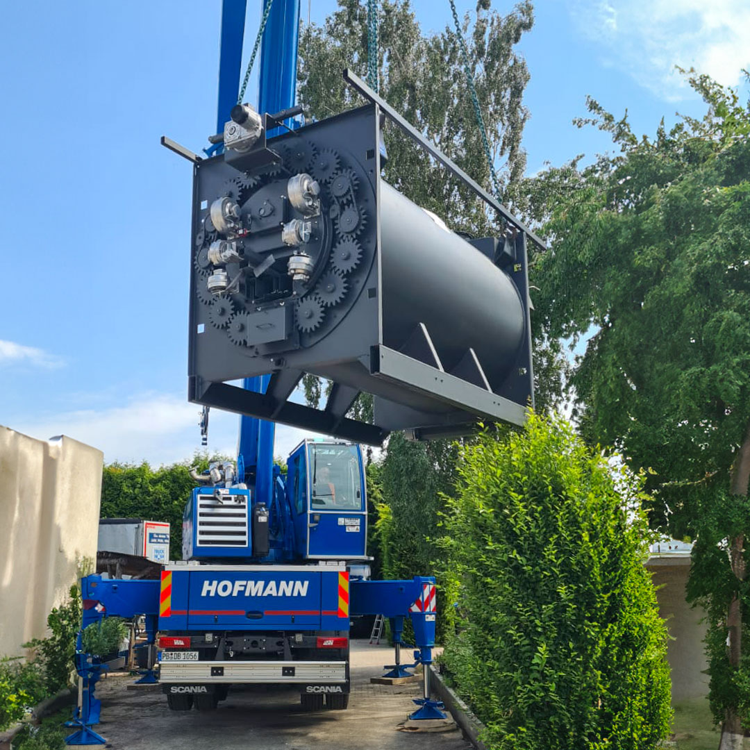 Kessel hängend an Kran bei einer Montage