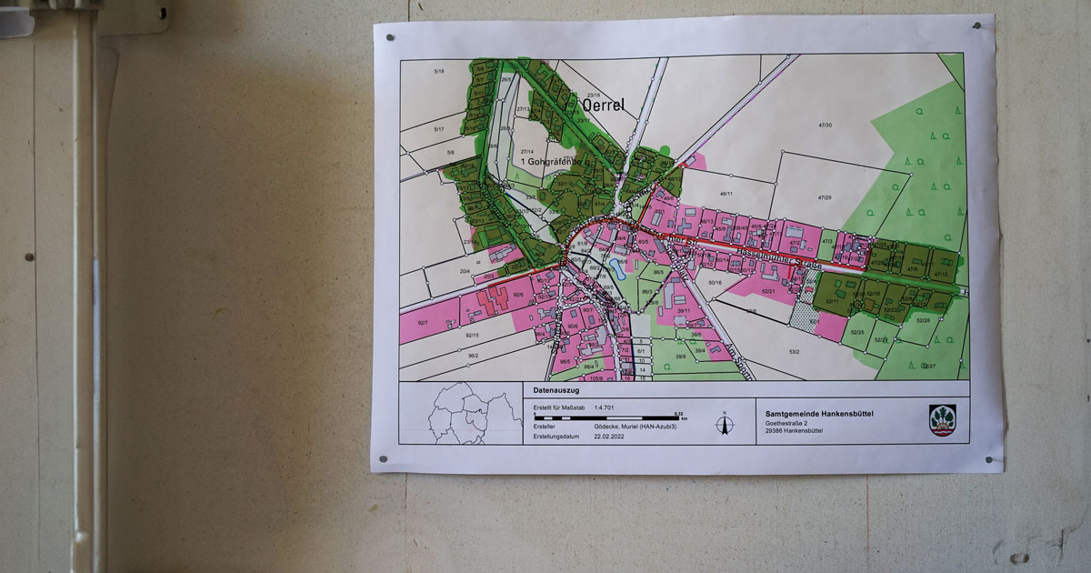 Ein ausgedruckter Plan eines Nahwärmenetzes