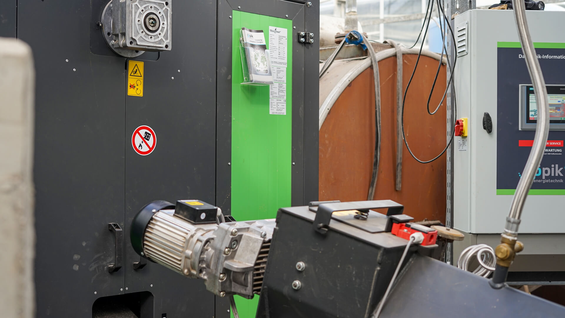 biomasseheizung-gartenbau-hackschnitzel Hackschnitzelheizung von Heizomat in einem Gewächshaus