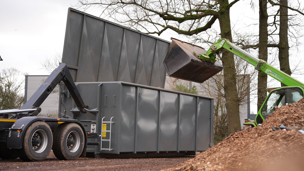 Beladung eines Schubbodencontainers direkt beim Erzeuger
