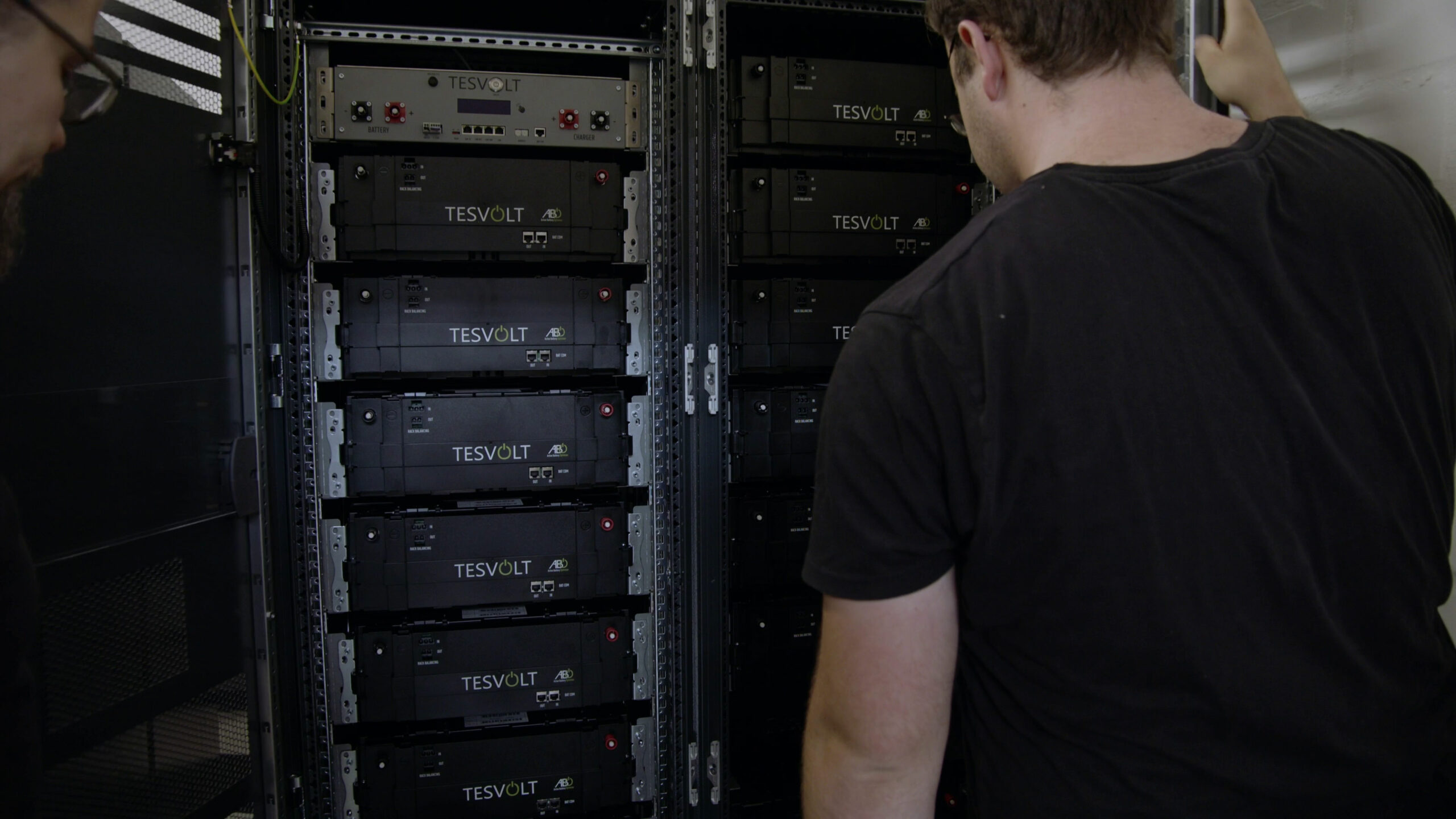 Tesvolt-Speicherschrank-innen Tevolt Batteriespeicher Schrank geöffnet