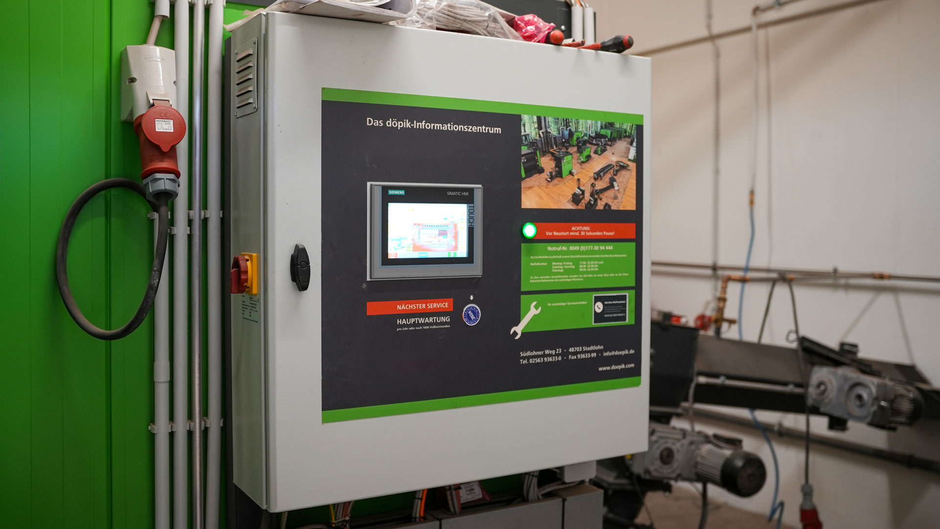 Schaltschrank einer Biomasseheizung von dp Energietechnik