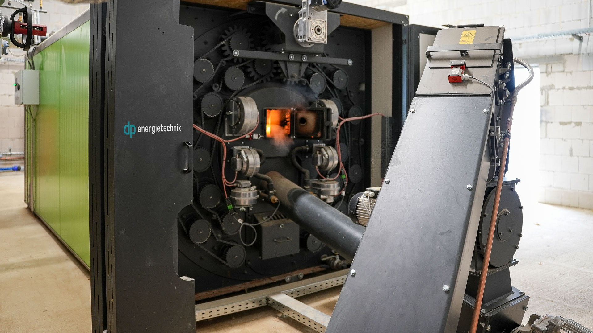 Blick auf den Brennraum einer Heizomat Hackschnitzelheizung