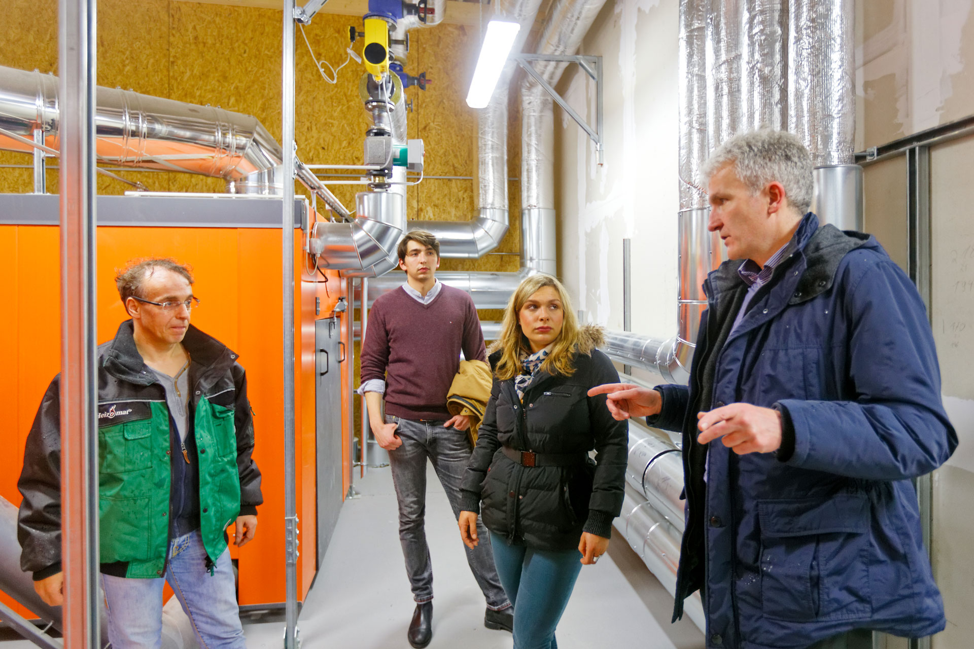 Perosnen im Gespräch von zwei Peleltheizungen