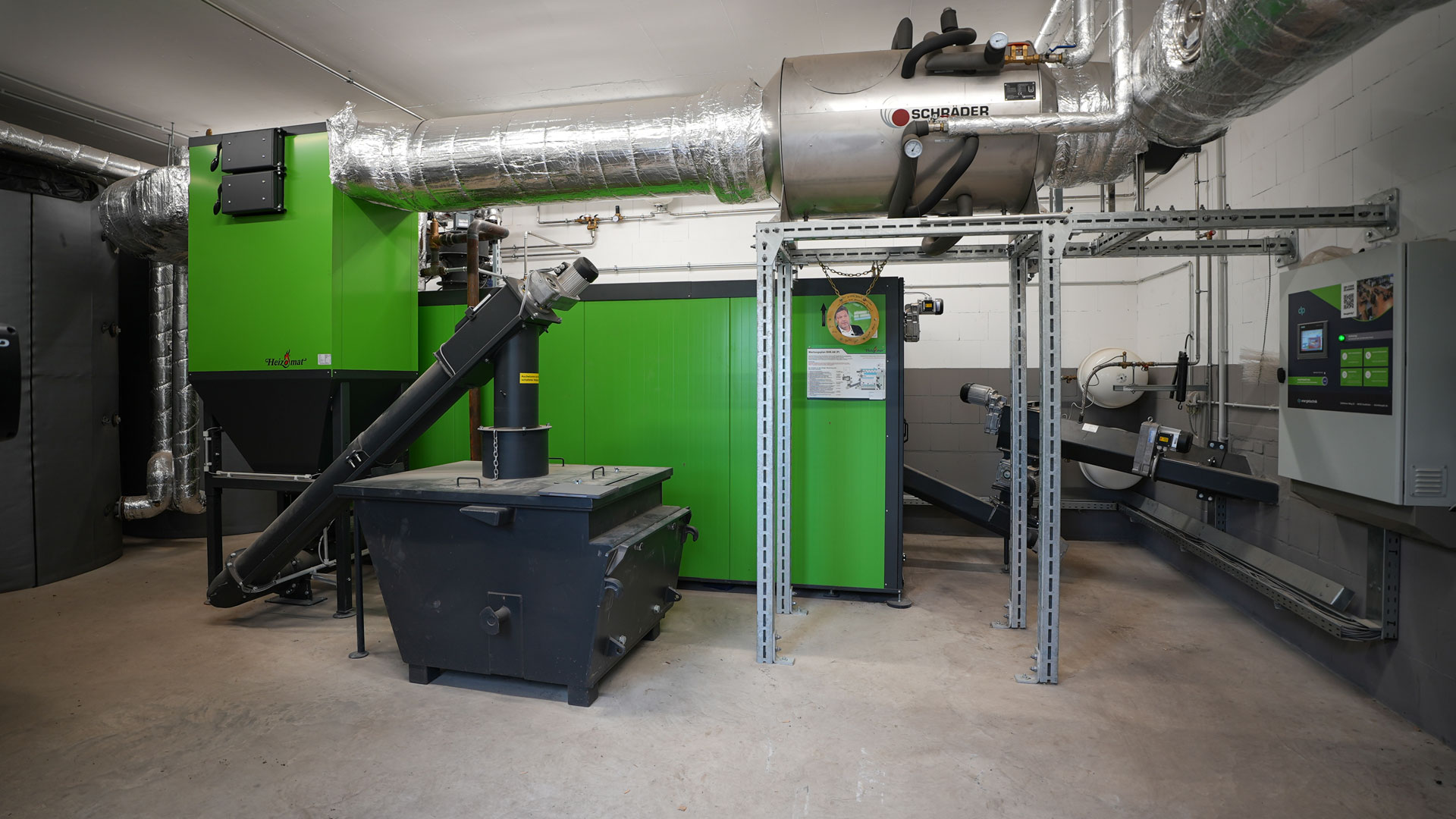 Heizzentrale mit grüner Heizomat Hackschnitzelheizung für Prozesswärme in einem Geflügelzuchtbetrieb