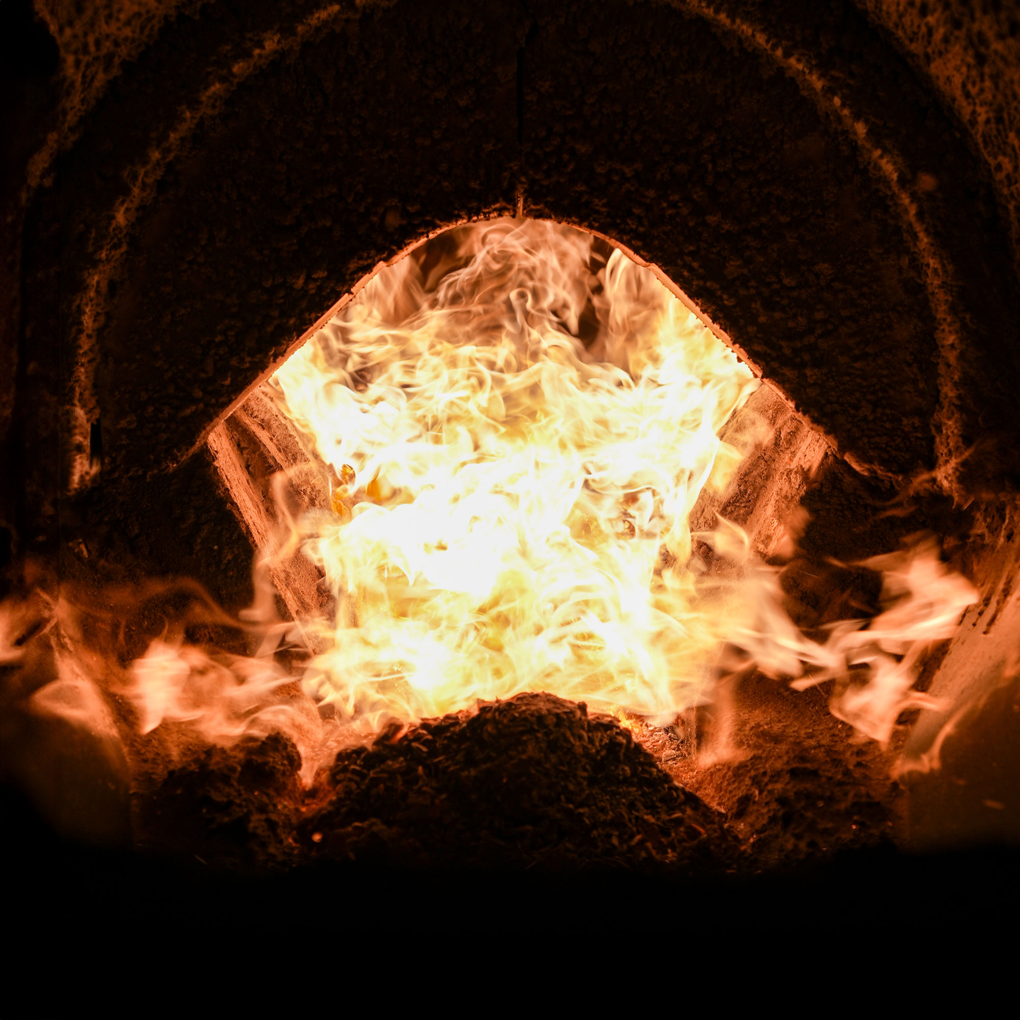 Feuer im Brennraum einer 500 kW Hackschnitzelheizung für Prozesswärme