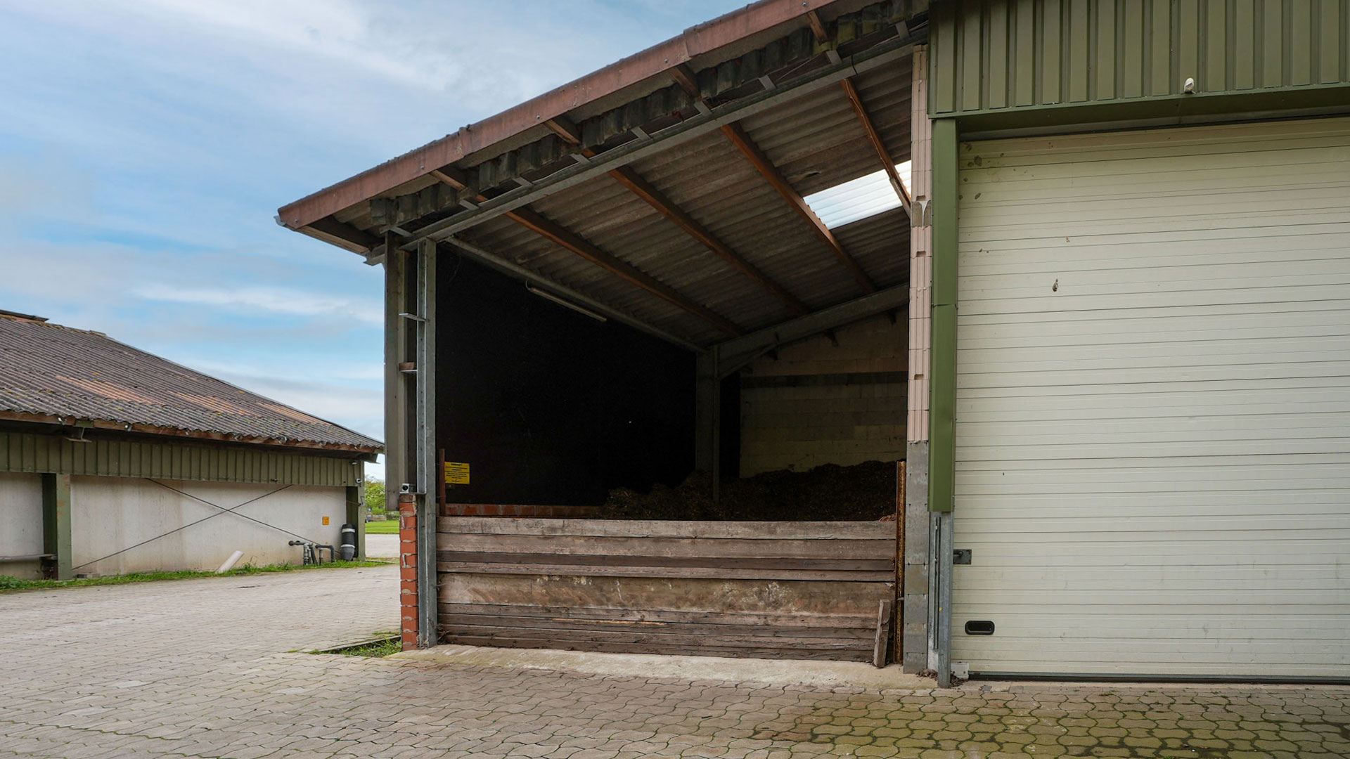 Brennstoffbunker für Holzhackschnitzel in einer Halle