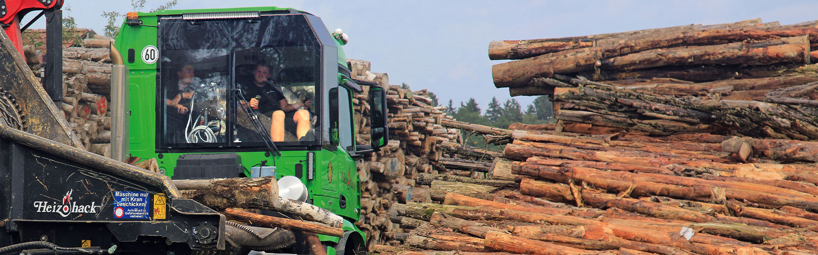 heizotruck-forst-lkw-v1 Heizotruck Forst LKW bei der Forstarbeit und Hackschnitzelkproduktion