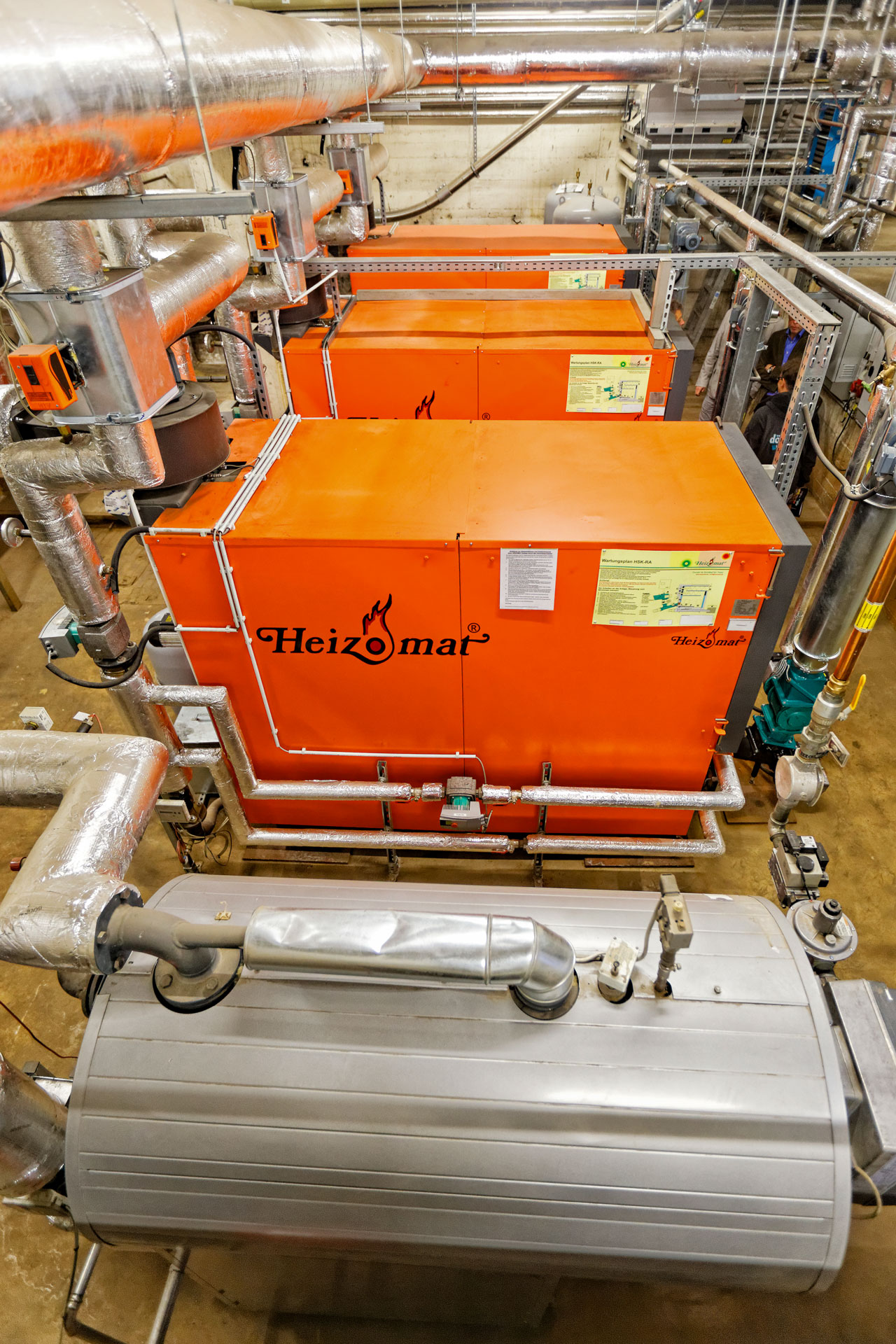 pelletheizung-heizopmat-biomasse Drei Heizomat Pelletheizungen in Heizraum eines Schulgebäudes