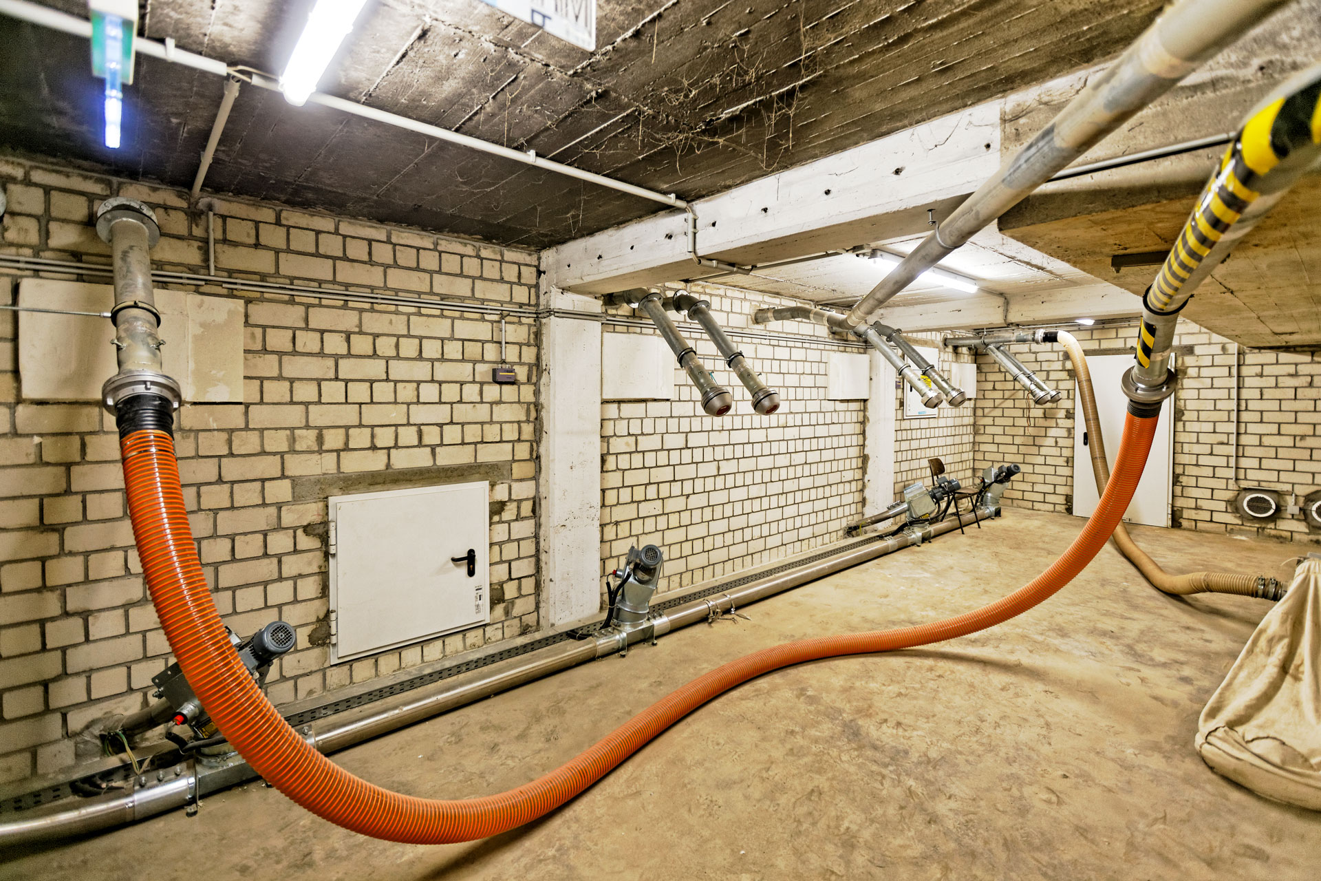 pelltetheizung-schule-öffentlich Brennstoffversorgung und Förderschnecken für Peleltheizungen im Heizraum einer Schule