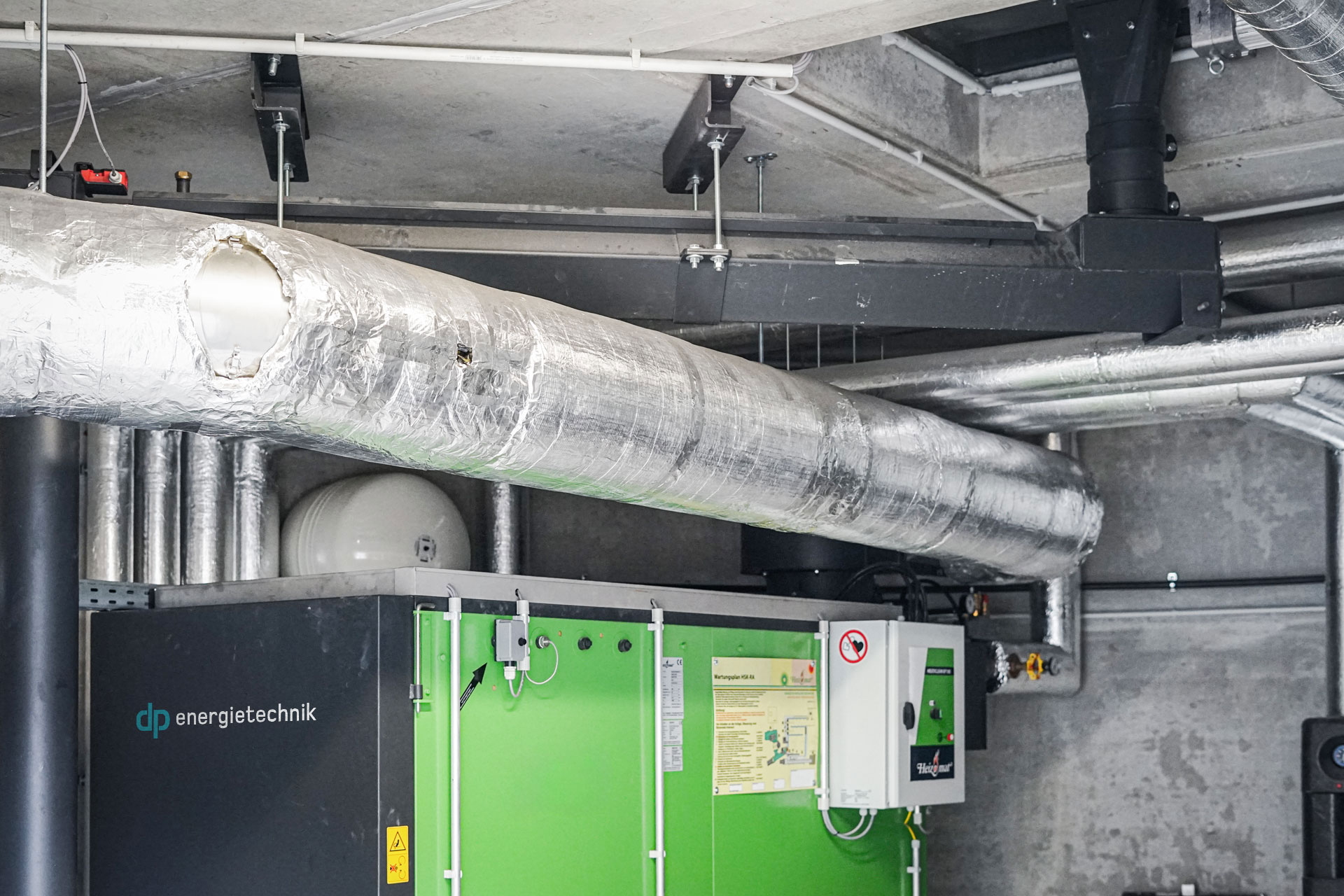 Überkopfaustragung eine Späneheizung in einem Betonsilo