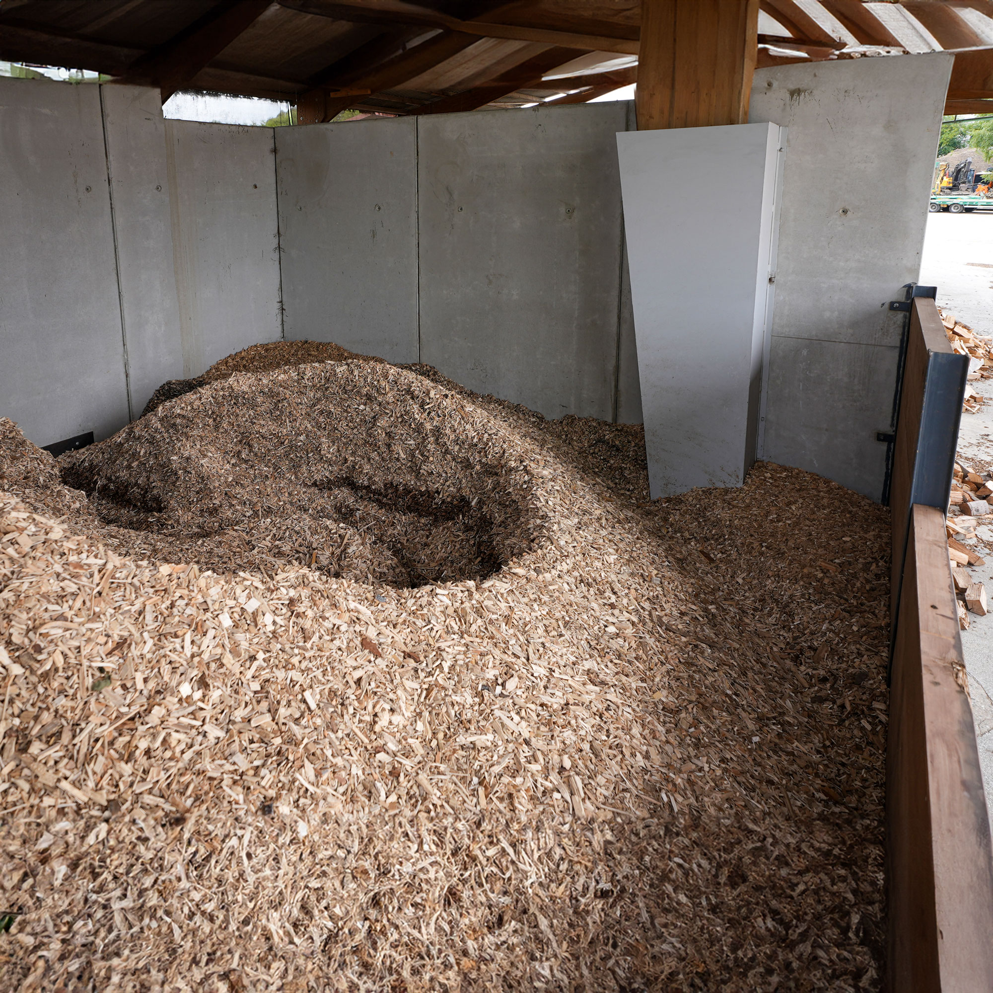 hackschnitzel-brennstoff-bunker Hackschnitzelbunker mit Gelenkarmexpanderfräse