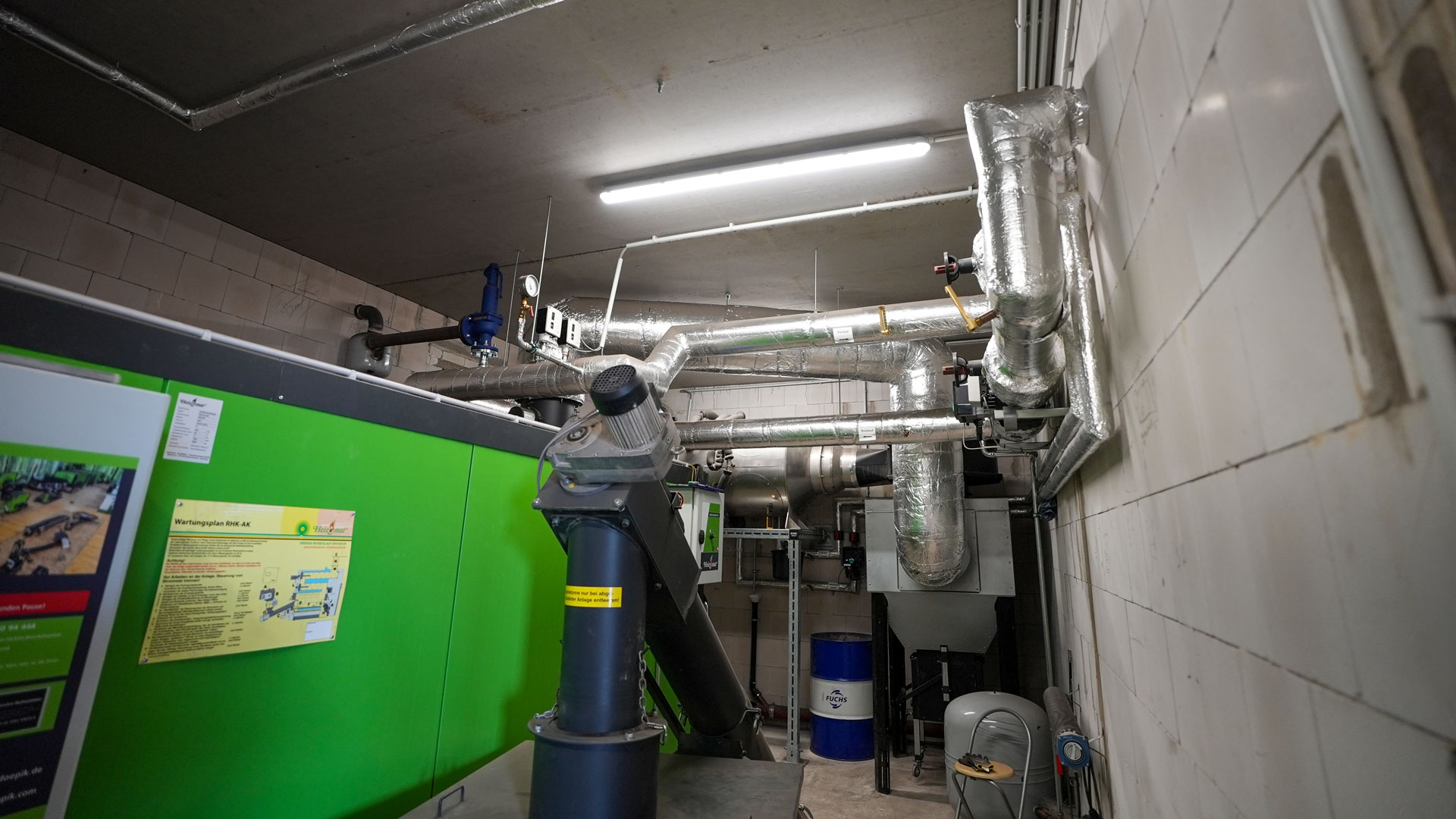 heizungsbau-multizyklon-biomasse Hackschnitzelheizung mit Abgaswärmetauscher und Multizyklon in einer Heizzentrale