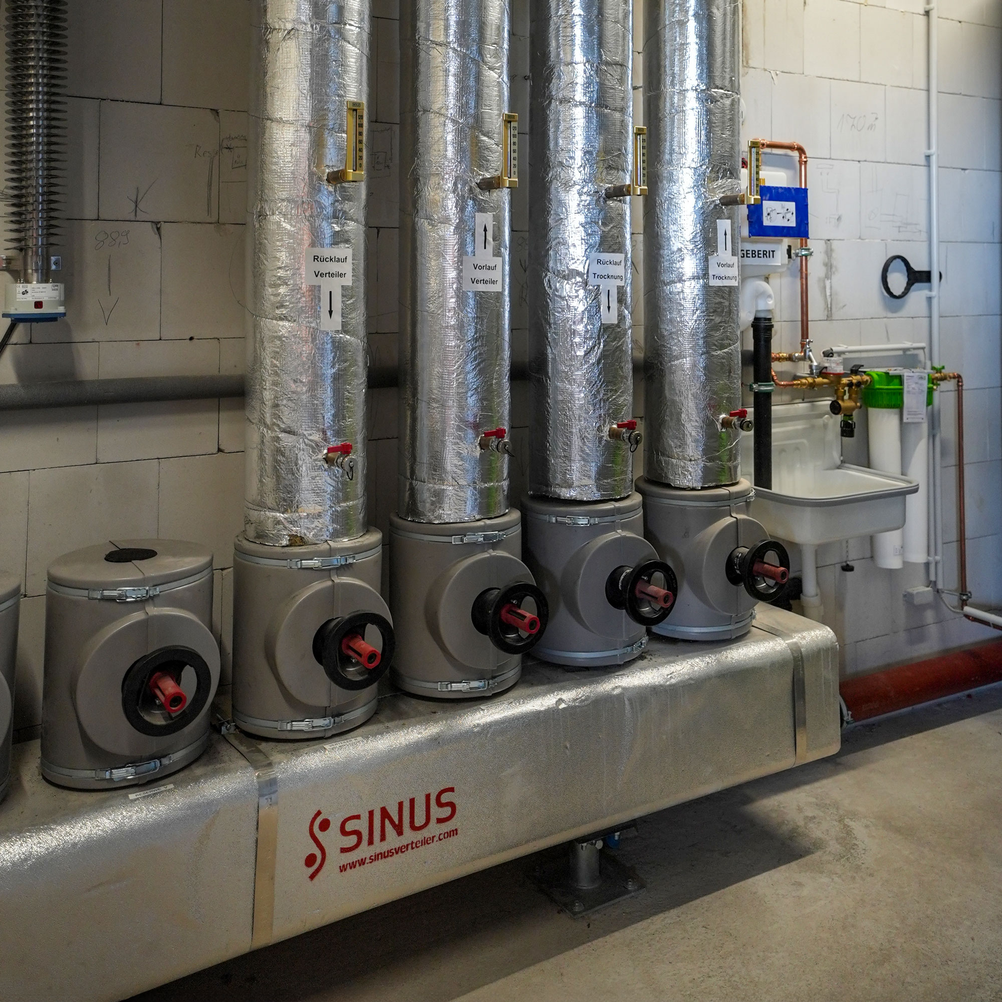 hydraulik-heizung-heizkreise Vor- und Rücklaufleitungen einer Biomasseheizung mit isolierten Rohren