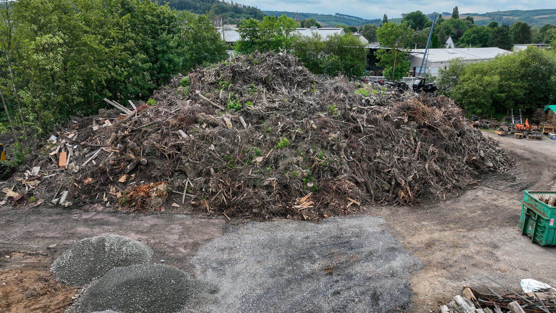 Ein Haufen Restholz von Kronenholz und Wurzelhoz aus dem Rodungsbetrieb