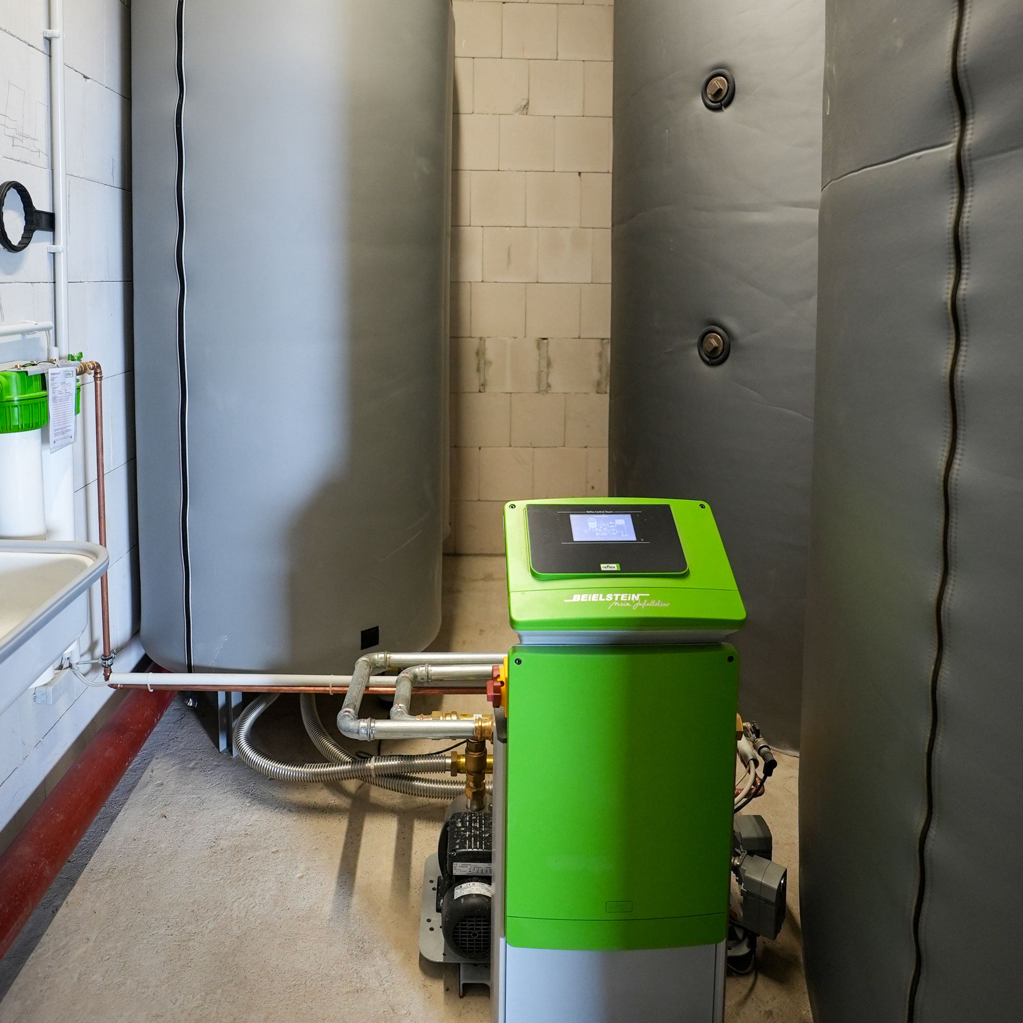 pufferspeicher-management-heizkreise Puffermanagementsystem vor grauen Pufferspeichern