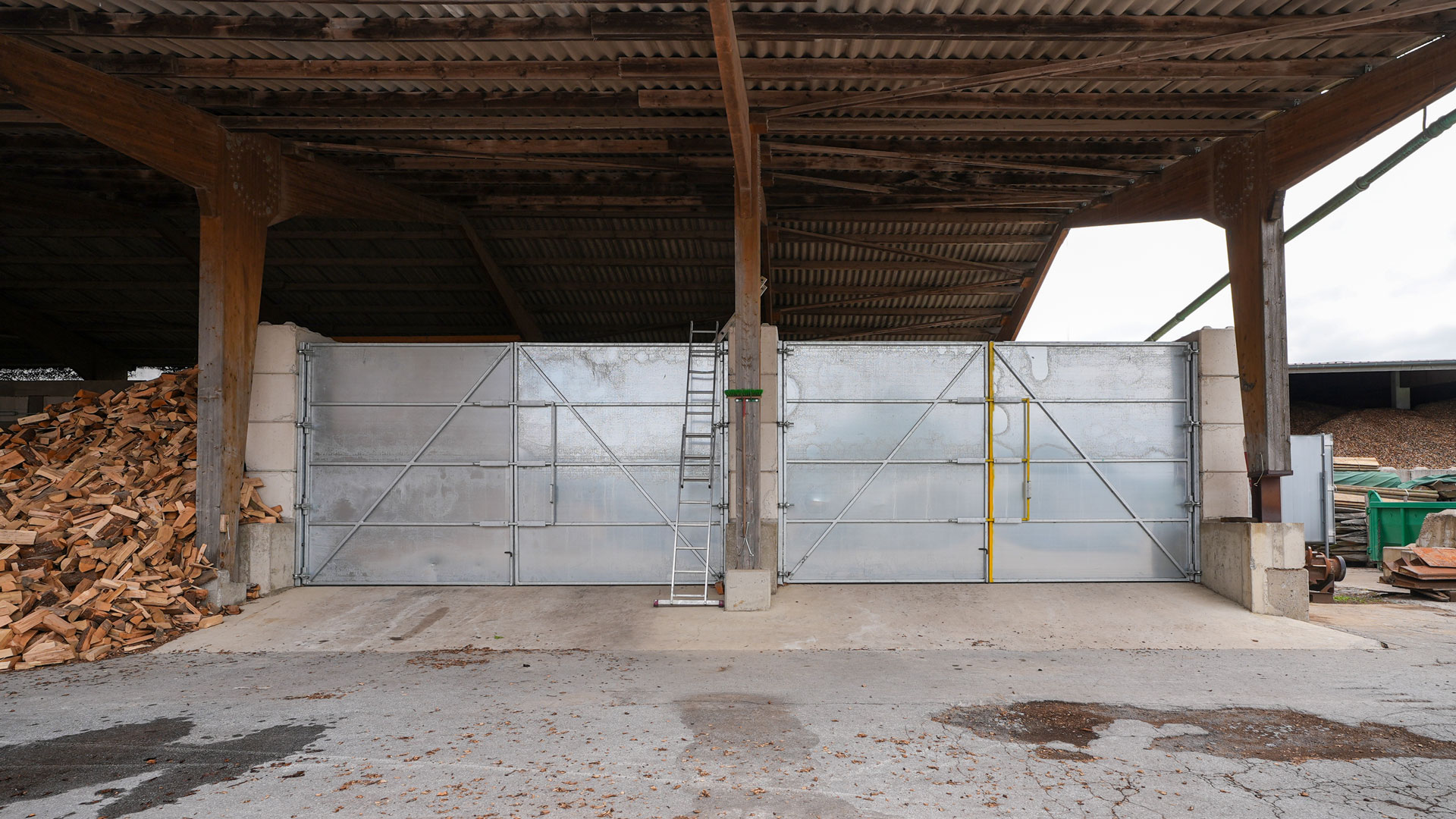 trocknungsanlage-lauber-lenz Metalltüren vor den Trocknungsboxen der Firma Lauber