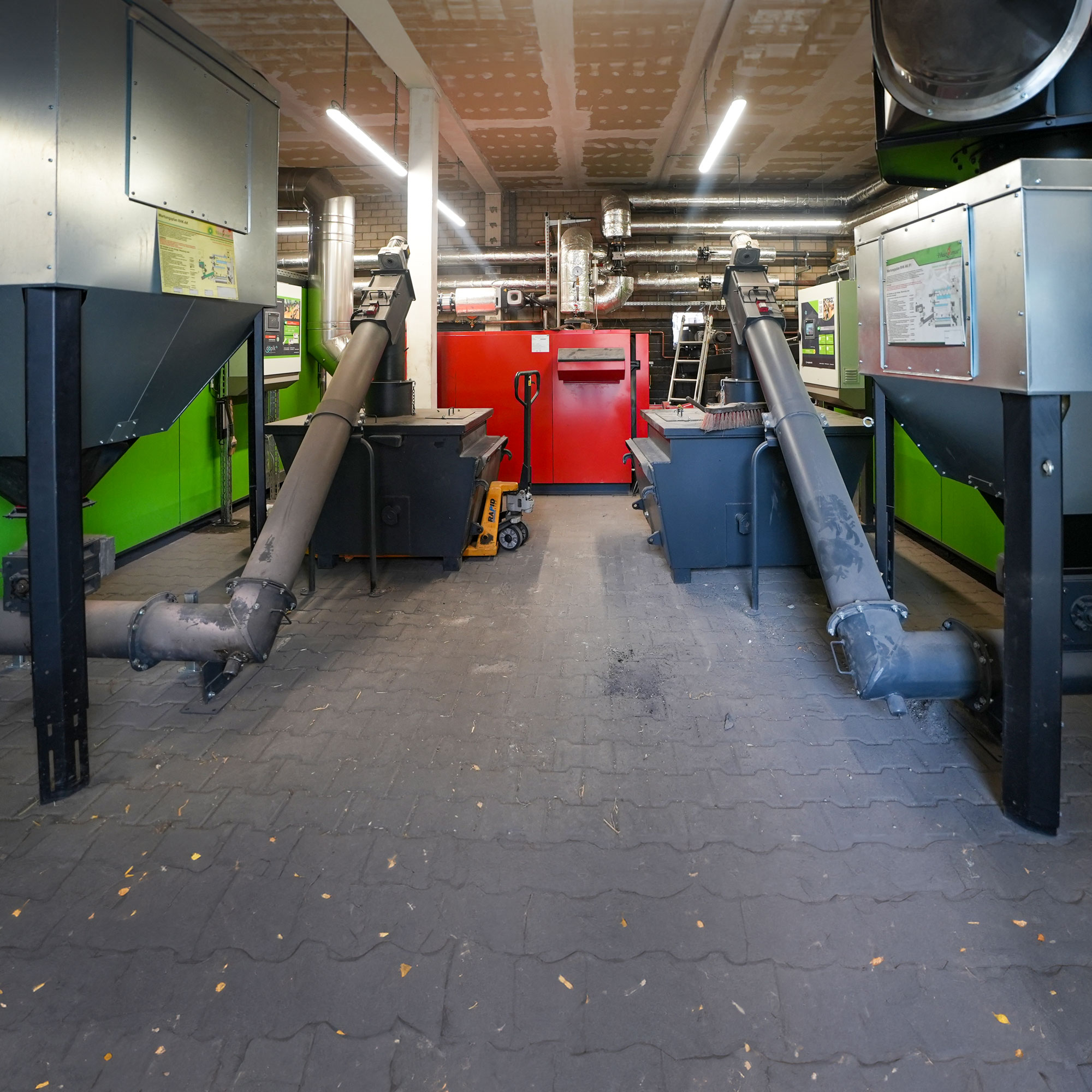 nahwaermenetz-biomasse-hackschnitzel Blick in eine Heizzentrale eines Nahwärmenetzes mit zwei Hackschnitzelheizungen