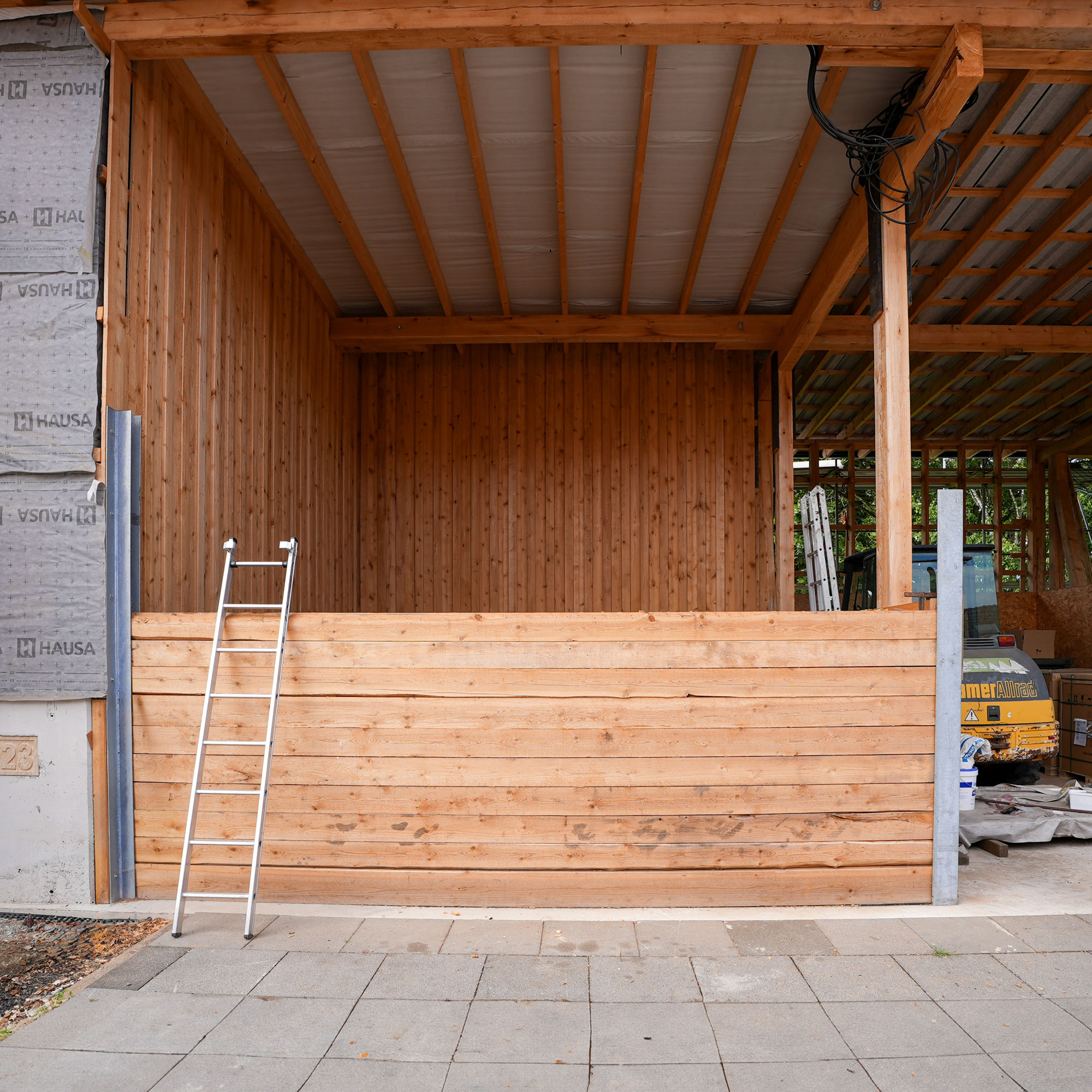 hackschnitzellager-bunker-brennstoff Hackschnitzelbunker in einer offenen Holzhalle