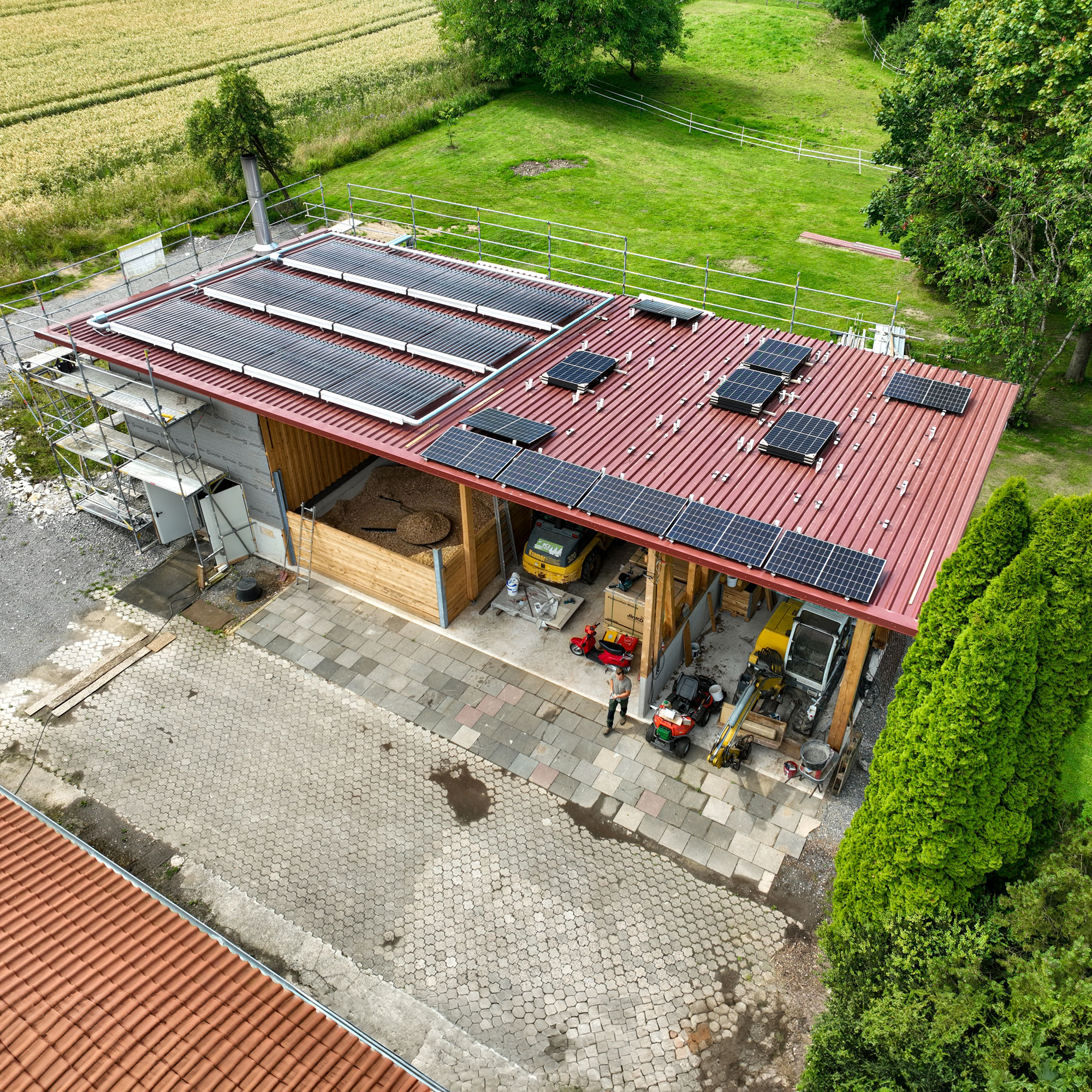 default Blick auf die Heizzentrale eines Nahwärmenetzes mit Hackschnitzelheizung, Solarthermie und Photovoltaik
