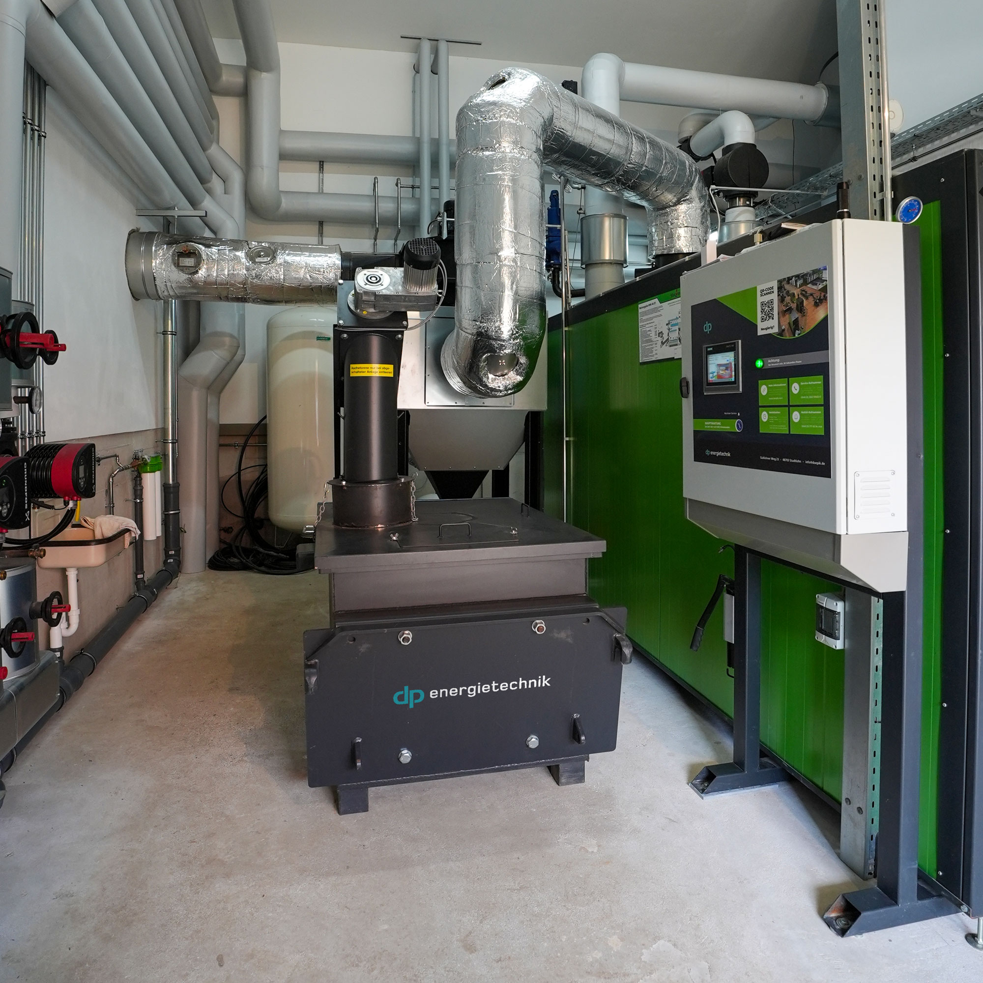 heizzentrale Grüne Biomasseheizung von Heizomat in der Heizzentrale eines Nahwärmenetzes