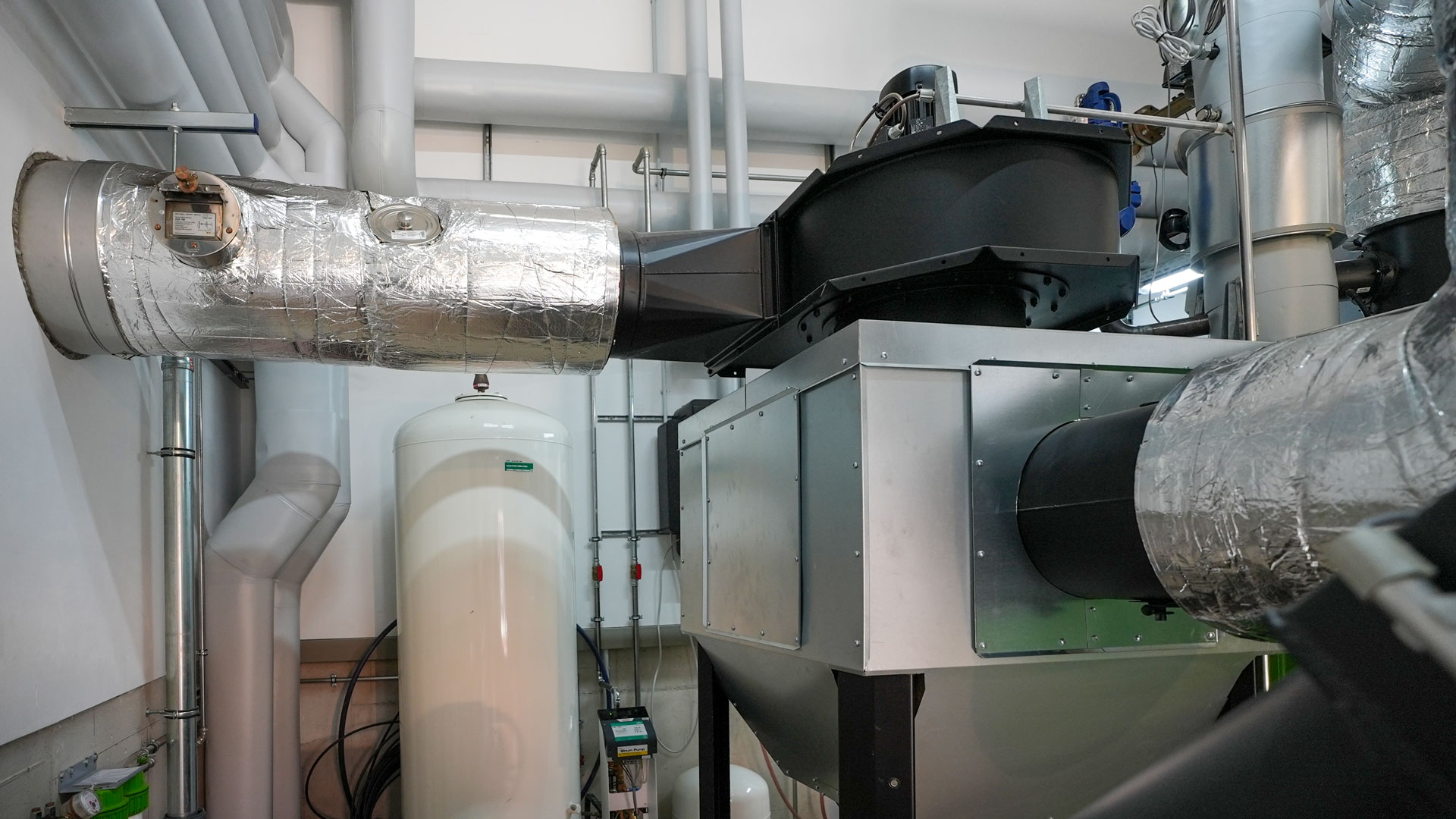 multizyklon-rauchgas-heizomat Multizyklon und isolierte Rohleitungen einer Hackschnitzelheizung