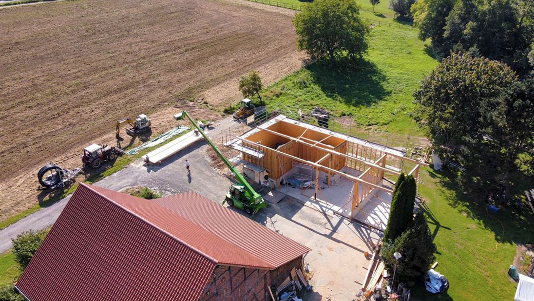 verlegegung-wärmenetz-heizzentrale Luftaufnahme eine Baustelle in einer ländlichen Umgebung