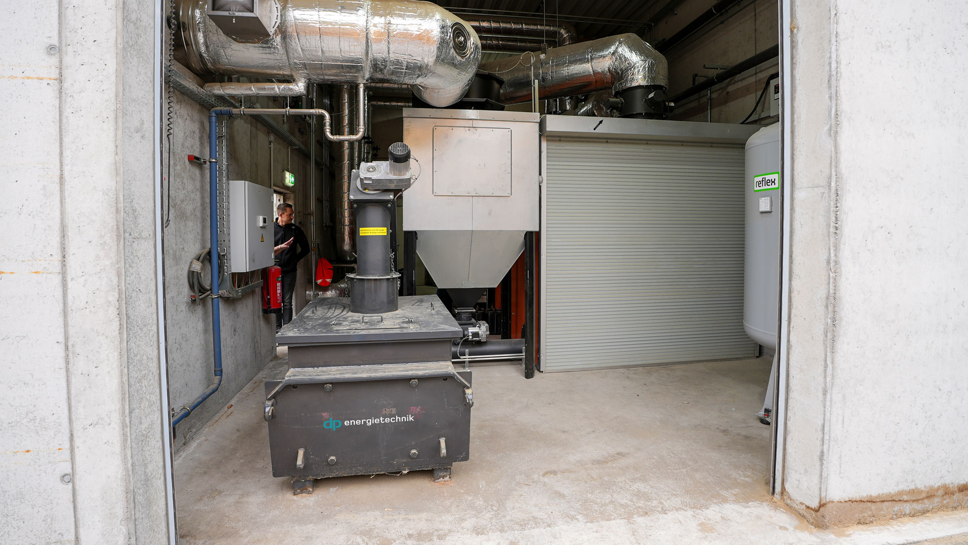 Heizzentrale mit einer Heizomat Biomasseheizung, Multizyklon und Aschecontainer