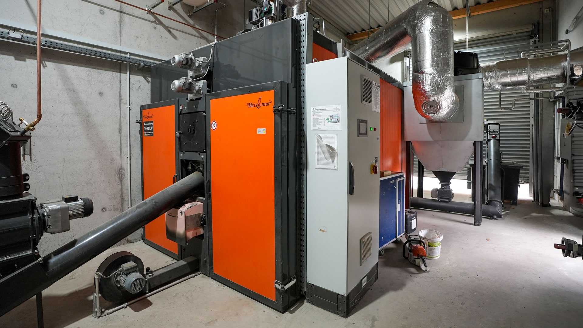 Orange Biomasseheizung von Heizomat mit 1000 kW