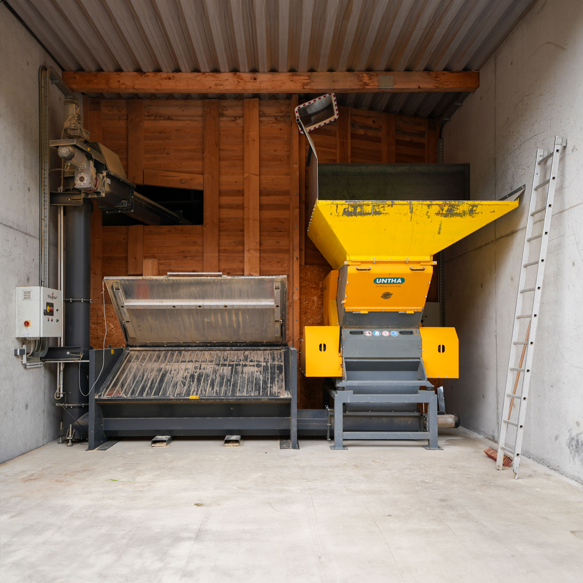 Kombination aus Untha Holzschredder und Hackschnitzelbunkerbefüllung