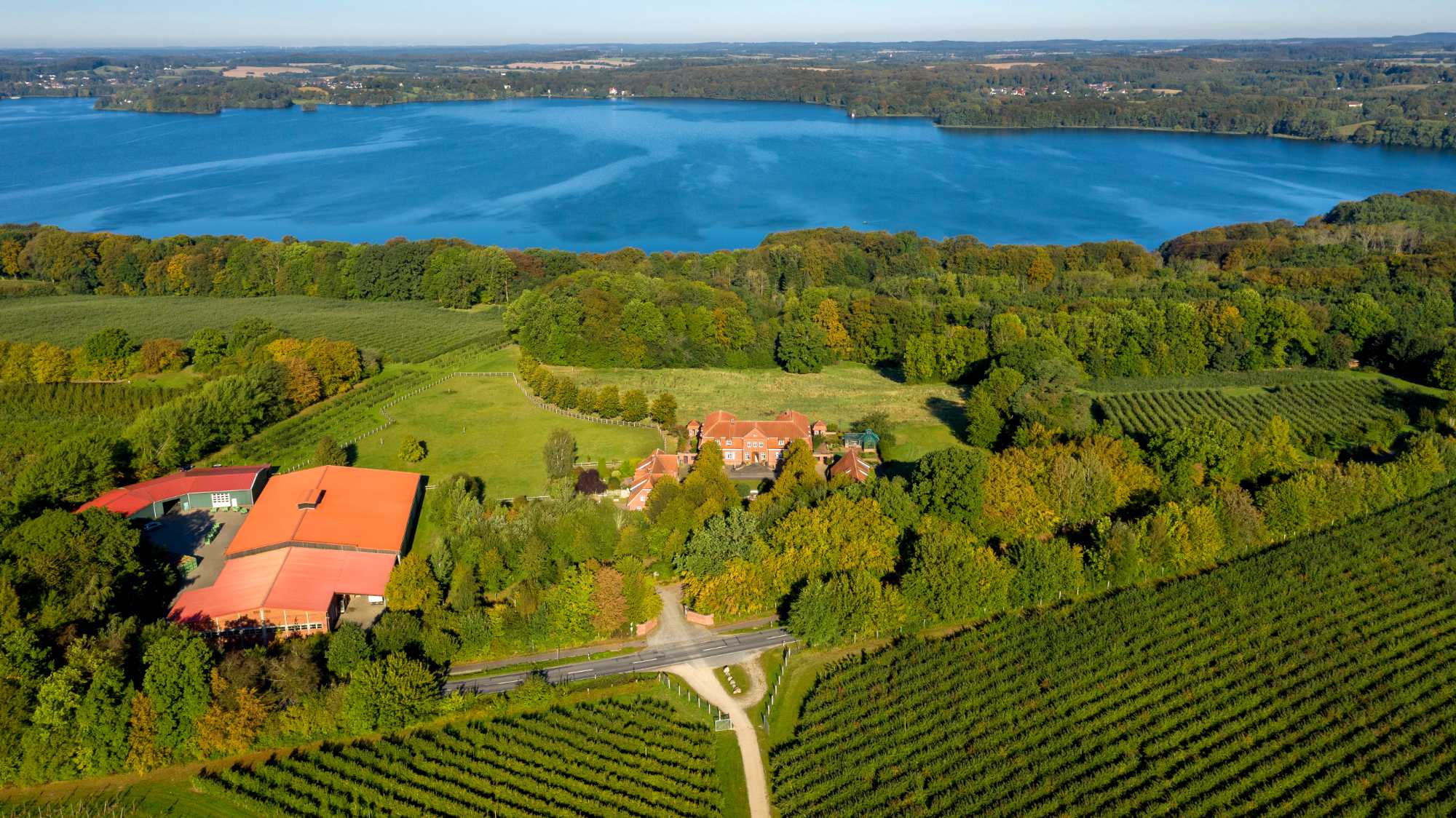 Obstgut Schönborn in Eutin an einem See und umgeben von Bäumen