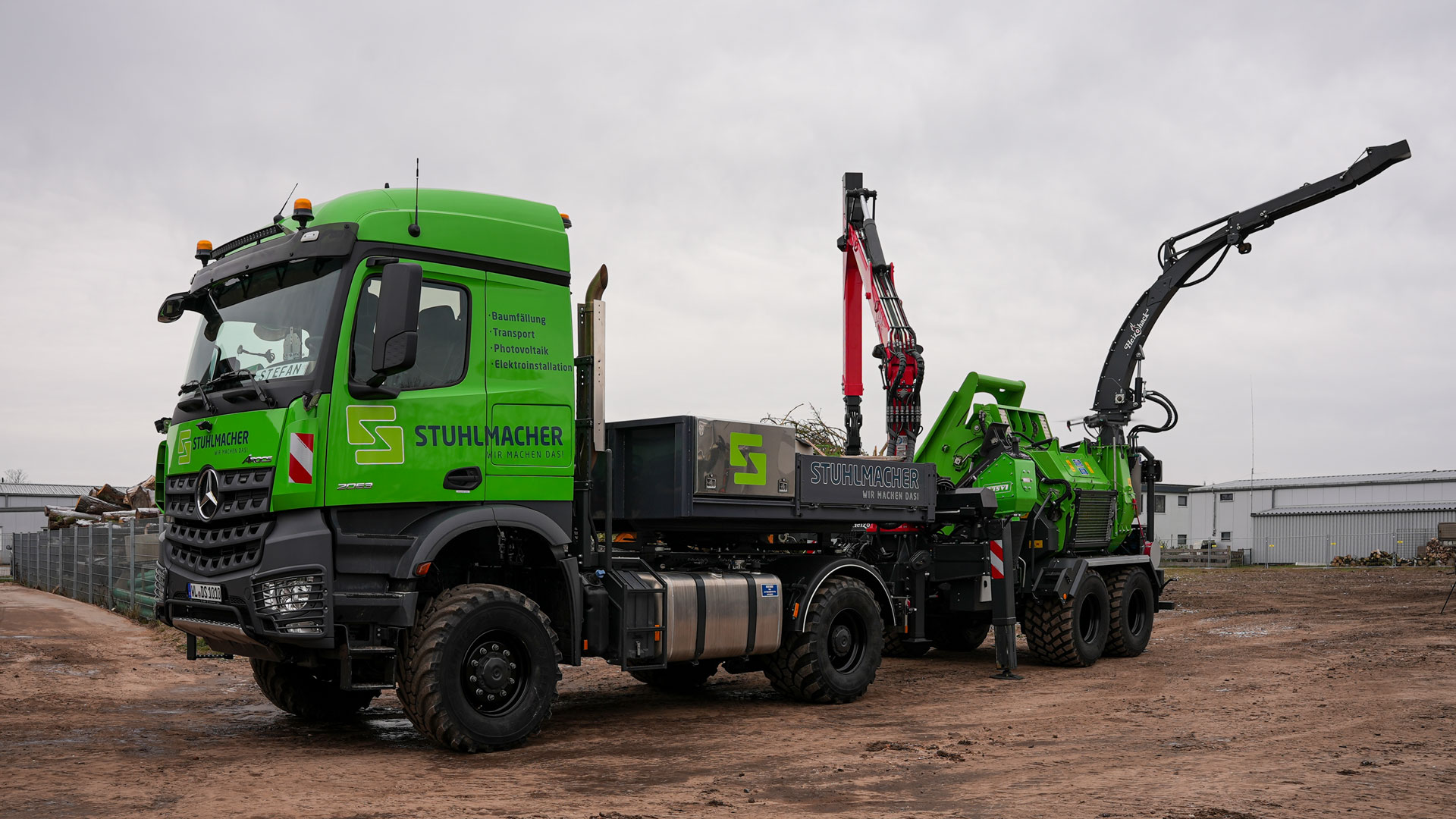 heizotruck-heizohack-forst-lkw Grüner Heizotrack Forst Variante mit dem Heizohack HM 14-860 Trommelhacker auf einem Sandplatz