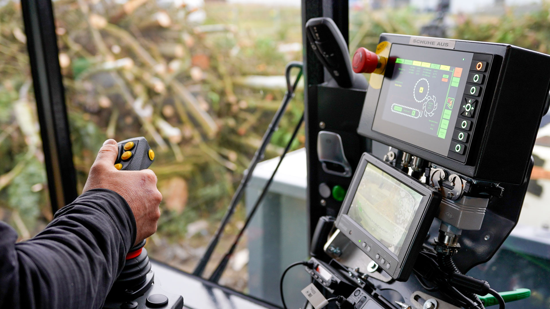 joystick-forstkran-palfinger Blick aus der StreamSpace-Fahrerkabine mit dem Drehsitz und Touchdisplay.