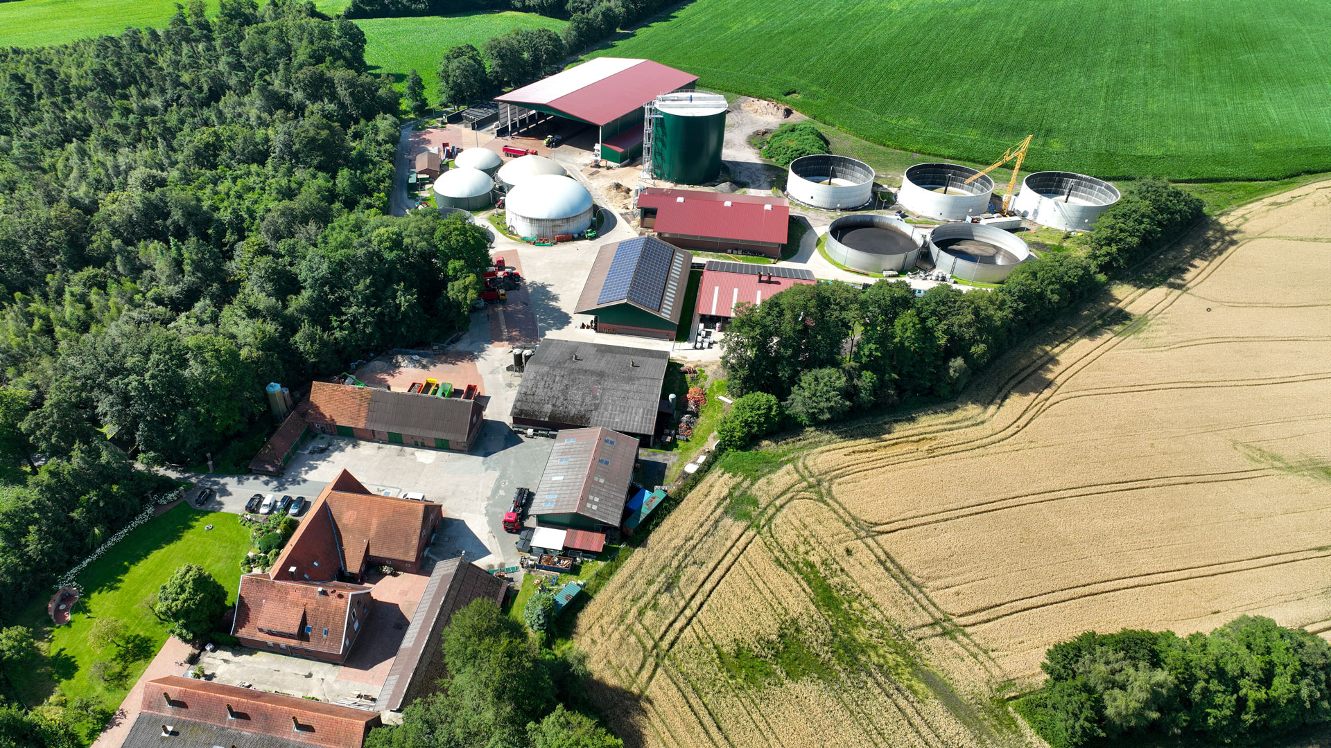 default Luftbildaufnahme einer Biogasanlage