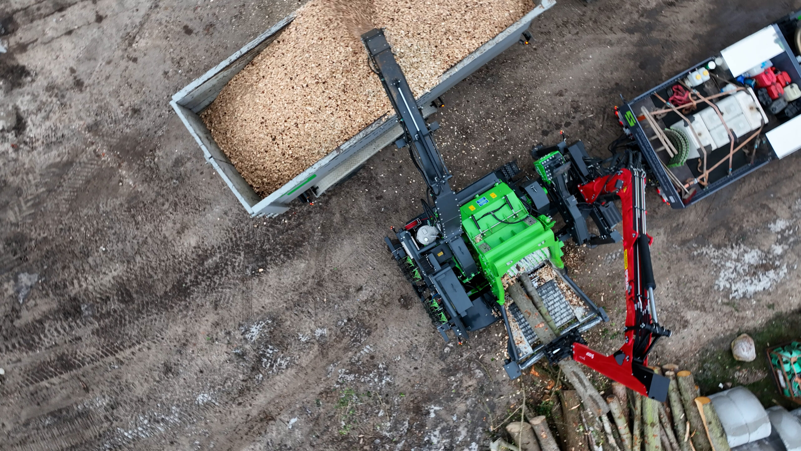 trommelhacker-heizohack-hackschnitzel Drohenaufnahme eines Heizohack Trommelhackers beim Holzhacken