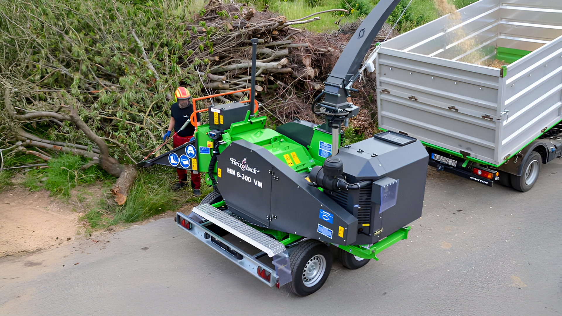 Grüner Heizohack HM 6-300 VM beim Hacken von Wallhecken und Knick Pflegeschnitt zu Hackschnitzeln