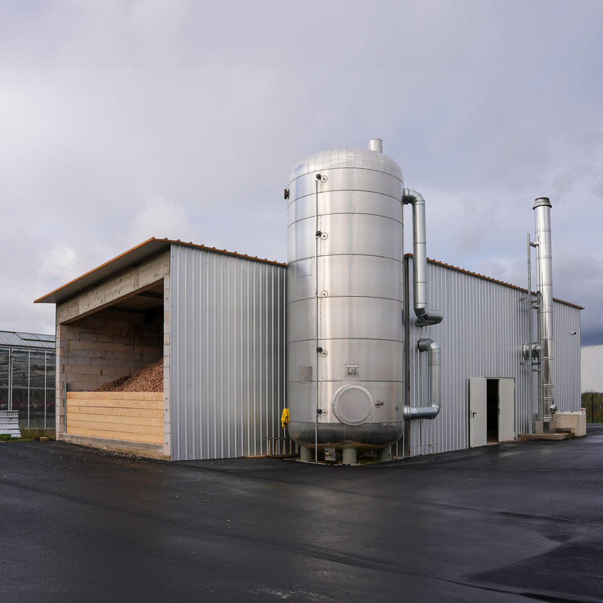 Heizzentrale mit Brennstoffbunker und Pufferspeicher