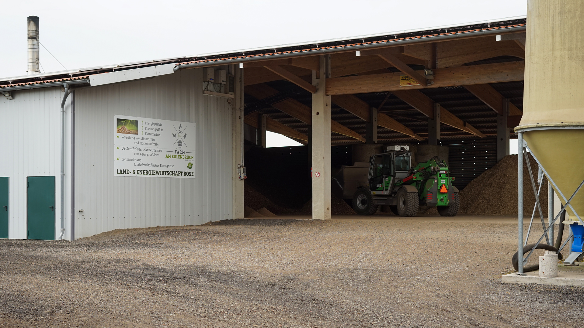 brennstofflager-heizzentrale-silo Landwirtschaftliche Halle mit Brennstofflager, Silo und Heizzentrale
