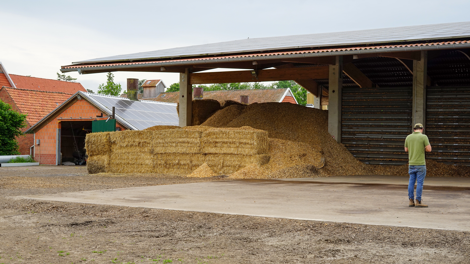 DSC09323 Überdachter Lagerplatz für Stroh, Mais und Hackschnitzel