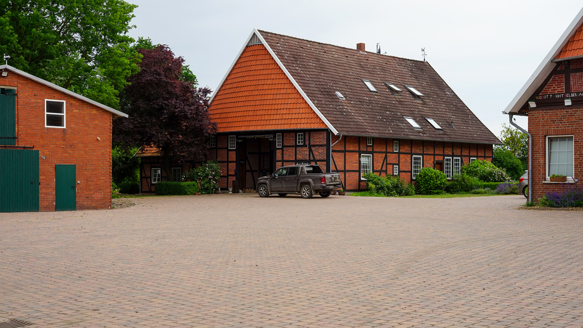 DSC09362 Landwirtschaftliches Fachwerkgebäude mit rotem Backstein