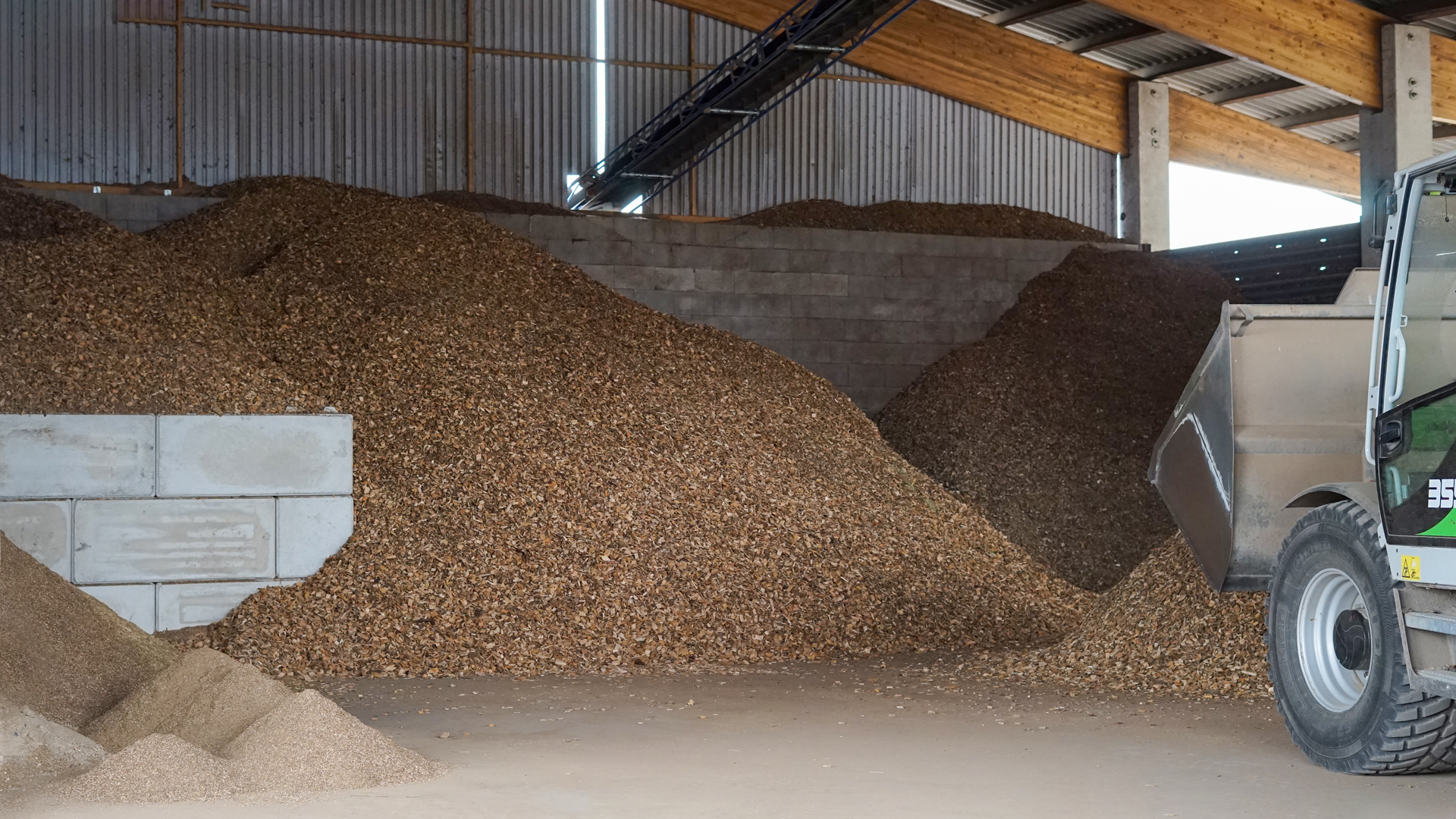 energieautark-biomasse-hackschnitzel-landwirt (3) Hackschnitzellager in einer offenen Halle