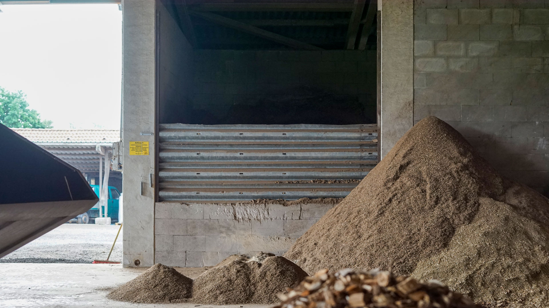hackshcnitzelbunker-brennstoff-lager Brennstoffbunker einer Hackschnitzelanlage