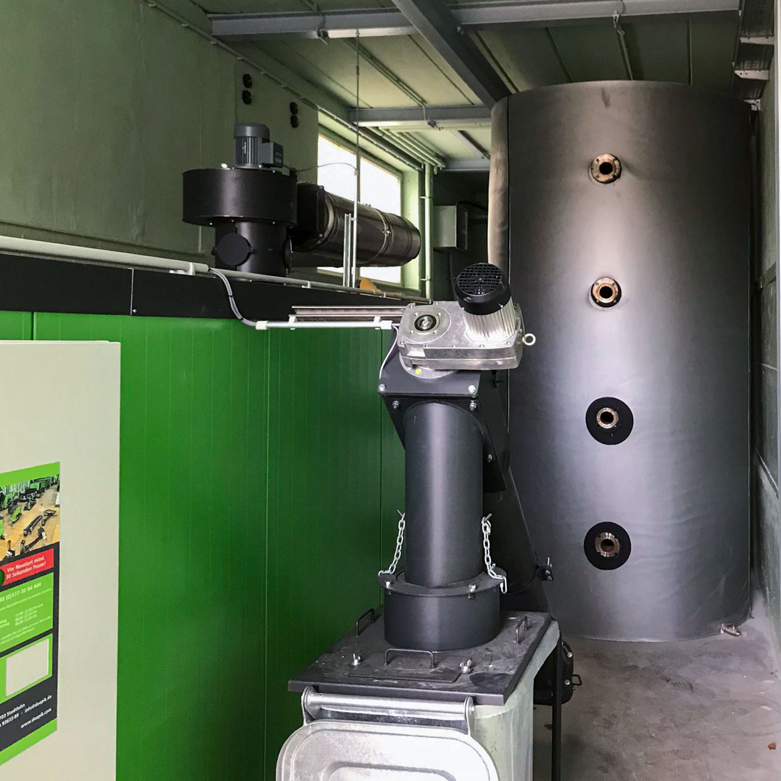 heizraum-laporte-hackschnitzel Heizzentrale mit Pufferspeicher, Aschetonne und Heizomat RHK-AK Biomasseheizung