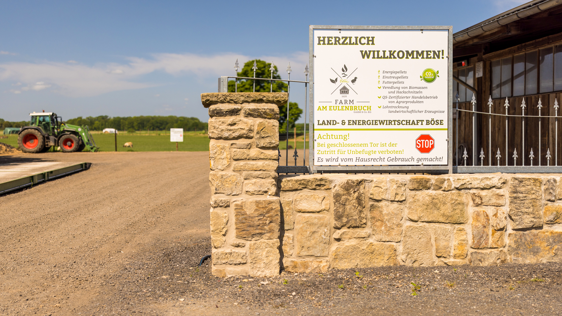 image00054 Willkommenschild der Farm am Eulenbruch über einer Sandsteinmauer