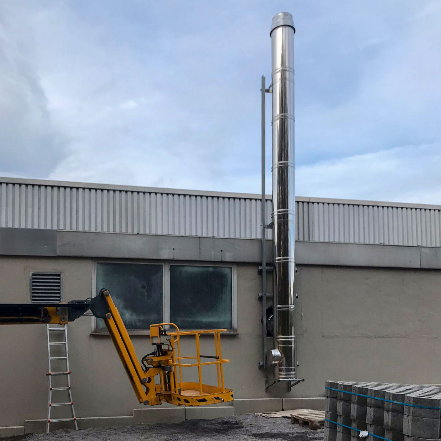 kamin-hackschnitzel-heizung Edelstahlkamin einer Hackschnitzelheizung